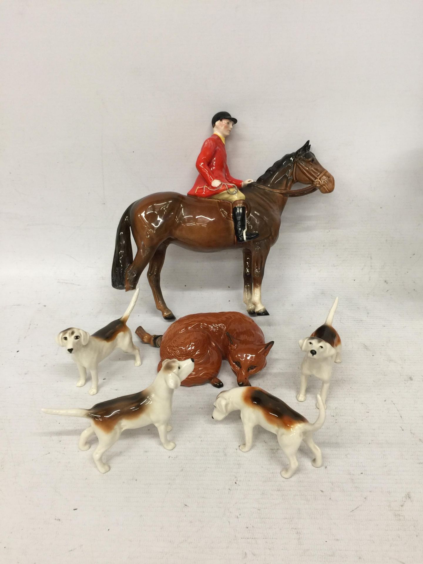 A BESWICK HORSE AND RIDER A/F, FOUR HOUNDS AND A FOX