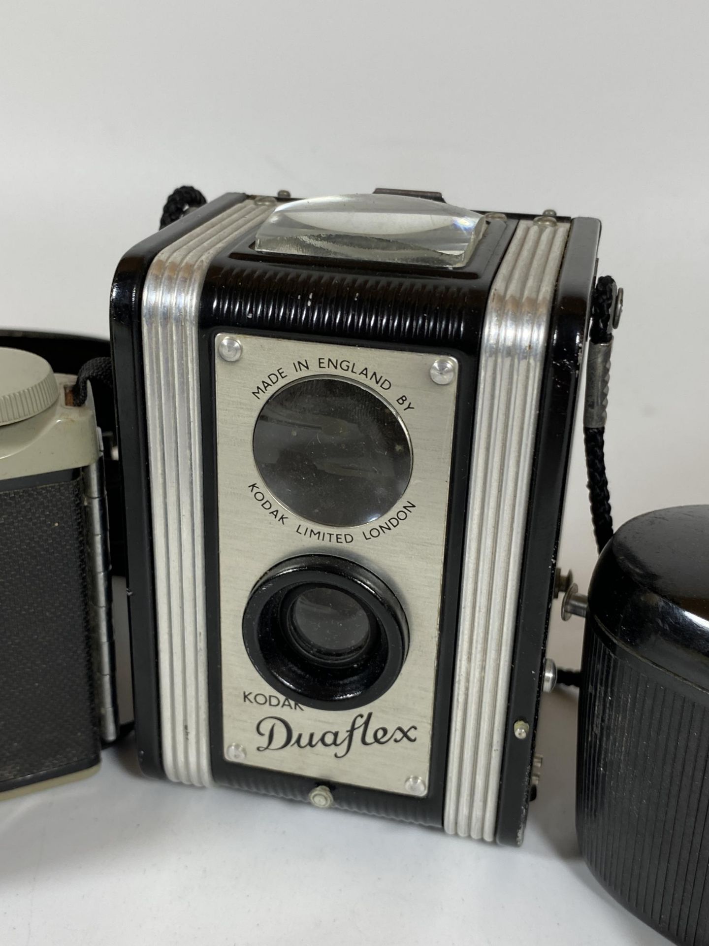 THREE VINTAGE KODAK CAMERAS - BROWNIE 44A, DUAFLEX & BROWNIE 127 - Image 3 of 4