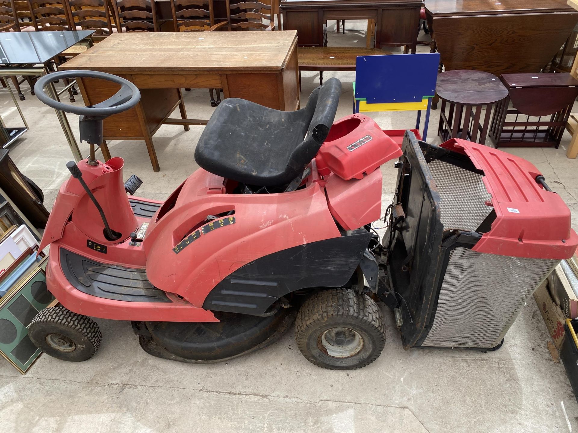 A HONDA 1211 RIDE ON LAWN MOWER WITH GRASS BOX FOR SPARES AND REPAIRS