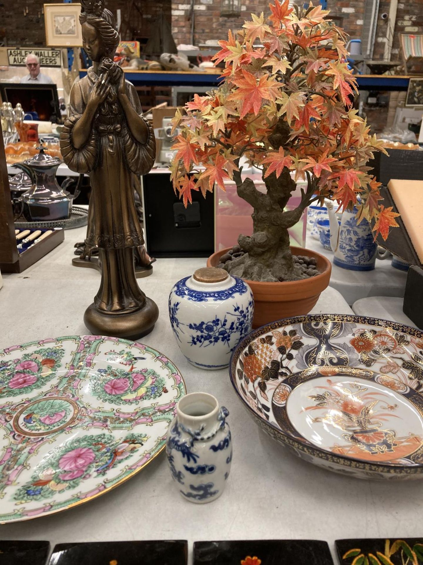 AN ORIENTAL STYLE LOT TO INCLUDE A FIGURINE, A SMALL SCREEN, BOWL, PLATE, POTS AND A MODEL OF A - Image 6 of 6