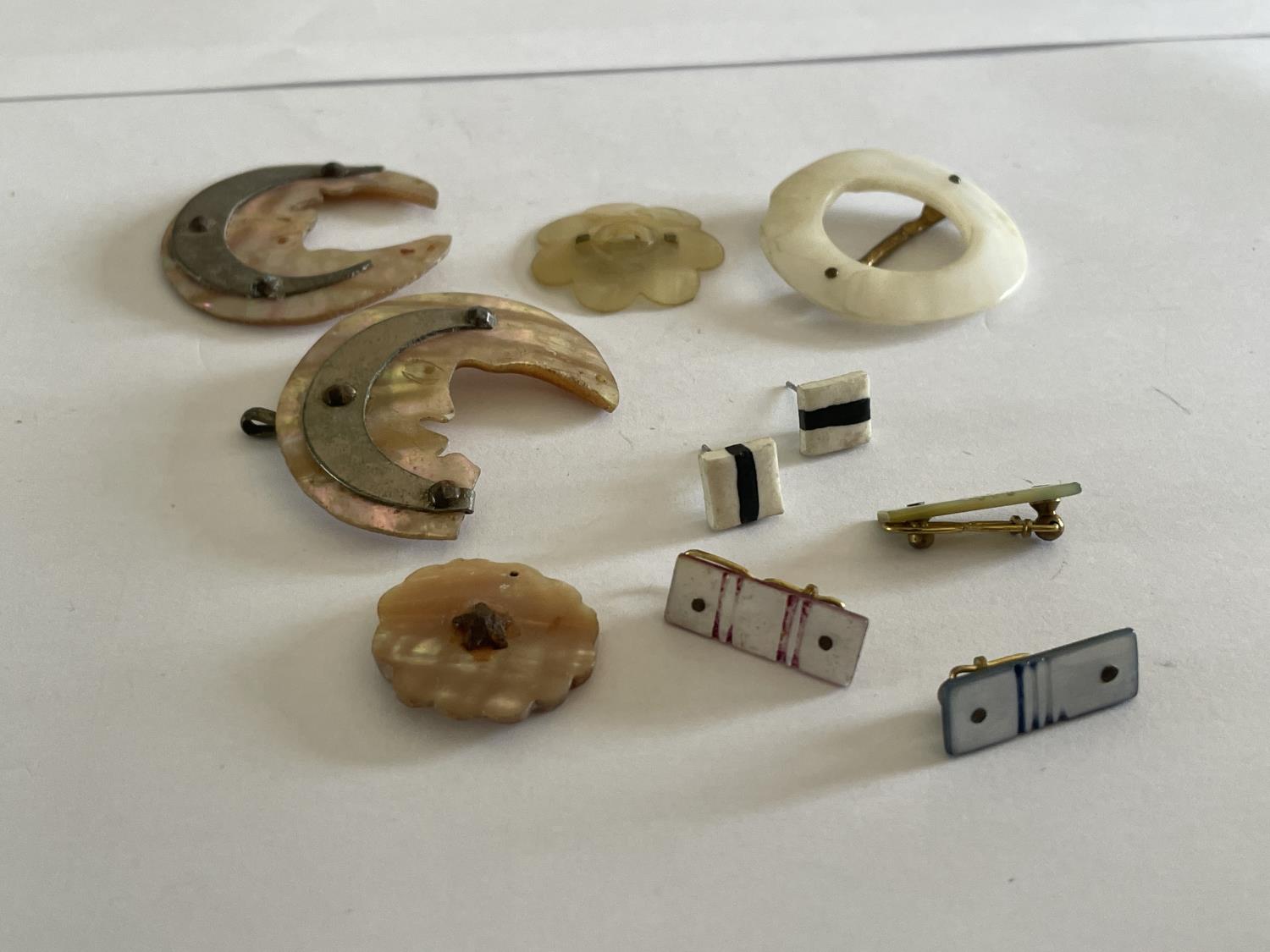 VARIOUS MOTHER OF PEARL PIECES - Image 2 of 5