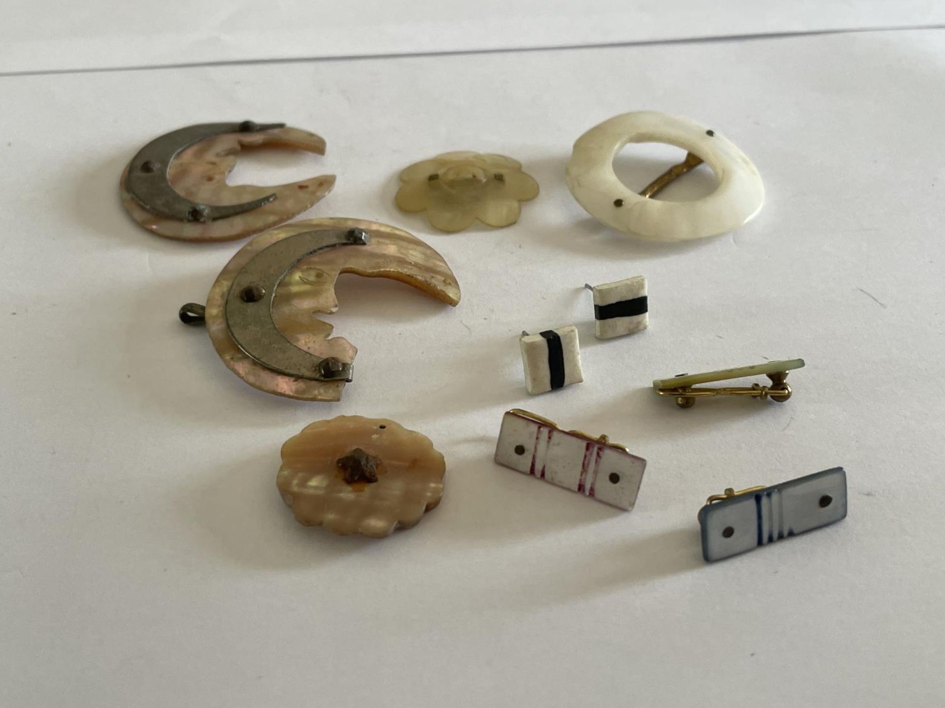 VARIOUS MOTHER OF PEARL PIECES - Image 2 of 5