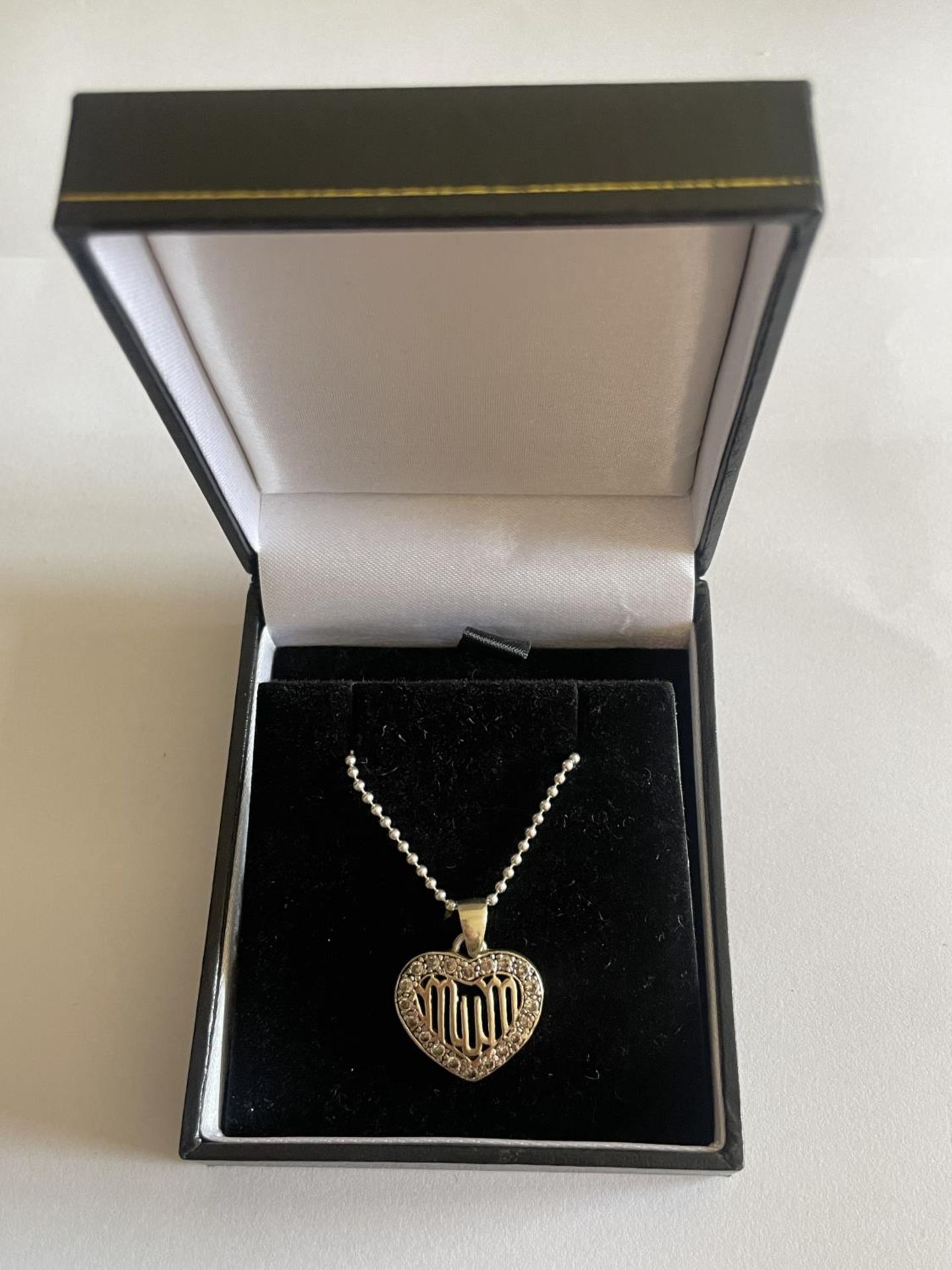 A SILVER NECKLACE WITH MUM PENDANT IN A PRESENTATION BOX