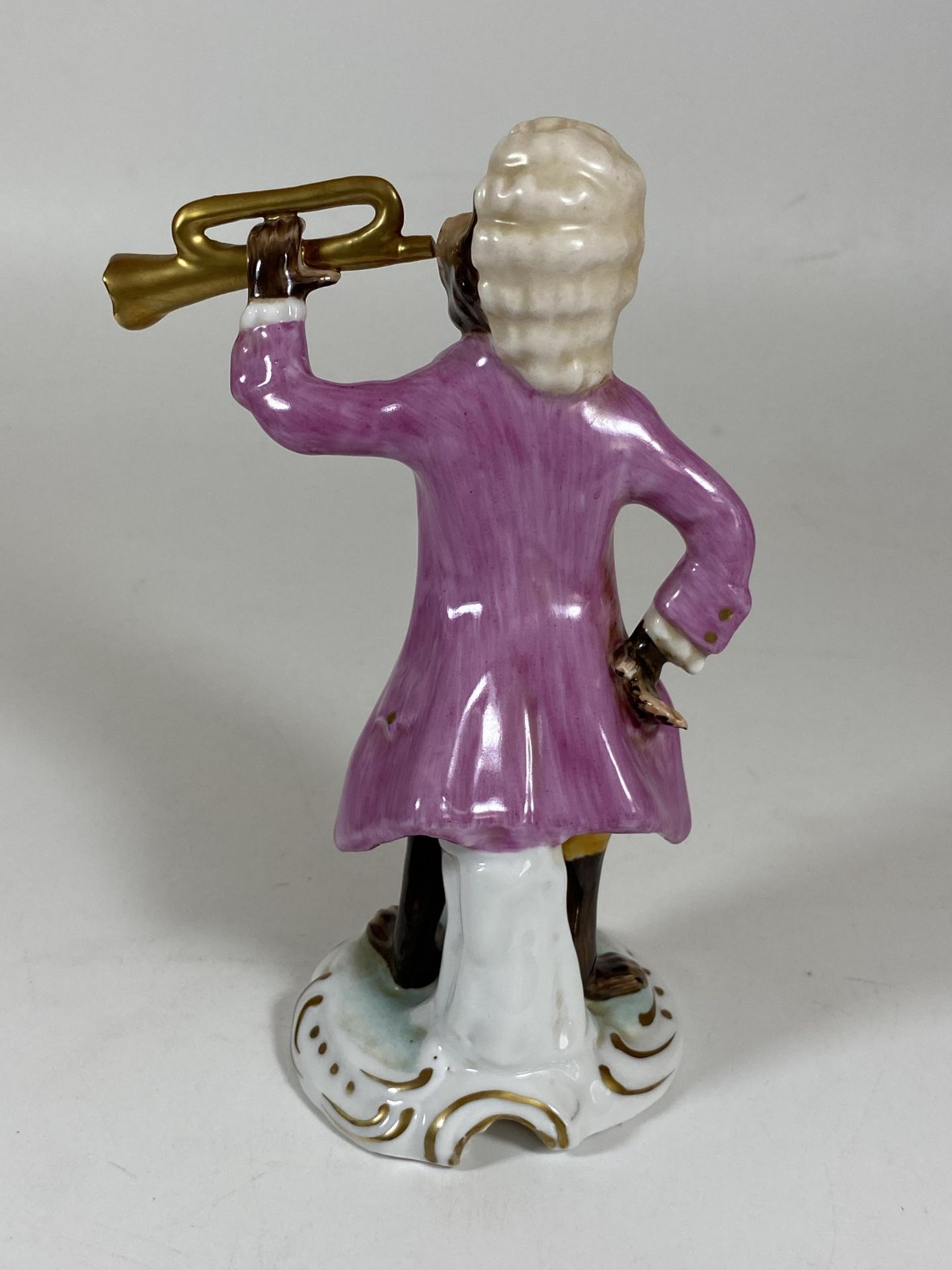A CONTINENTAL DRESDEN STYLE PORCELAIN MONKEY TRUMPET PLAYER MUSICIAN FIGURE, HEIGHT 15.5CM - Image 3 of 5