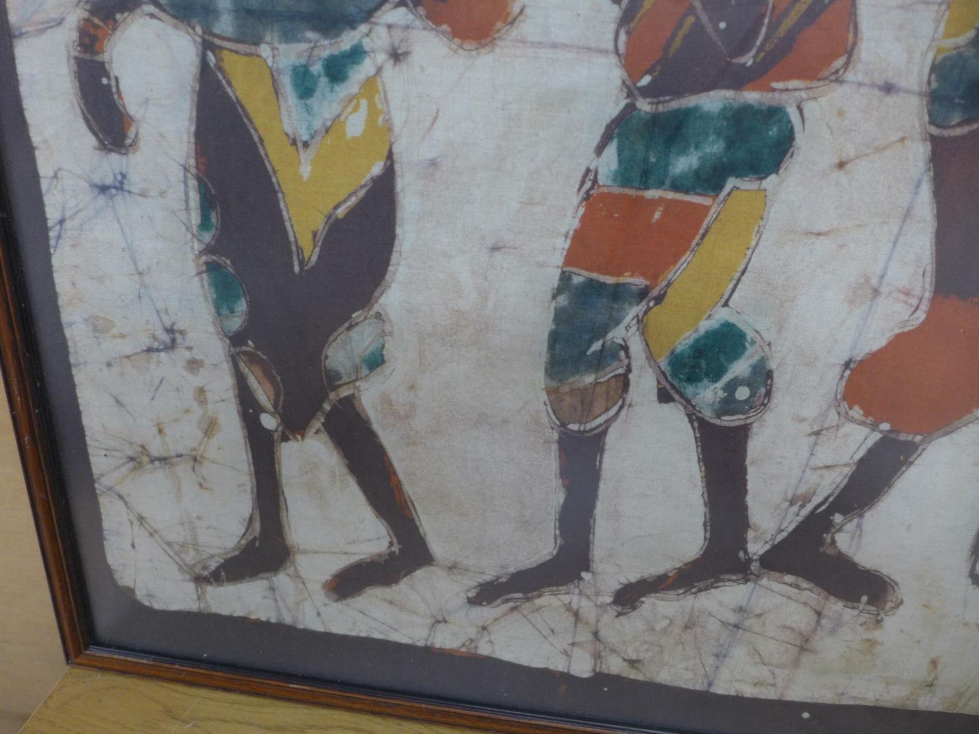 AFRICAN PAINTING ON SILK DEPICTING FOUR FIGURES, 63X83CM, FRAMED AND GLAZED AND ANOTHER SILK - Bild 3 aus 6