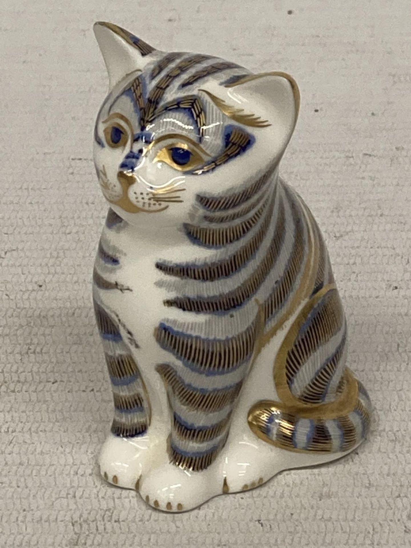 A ROYAL CROWN DERBY SITTING KITTEN