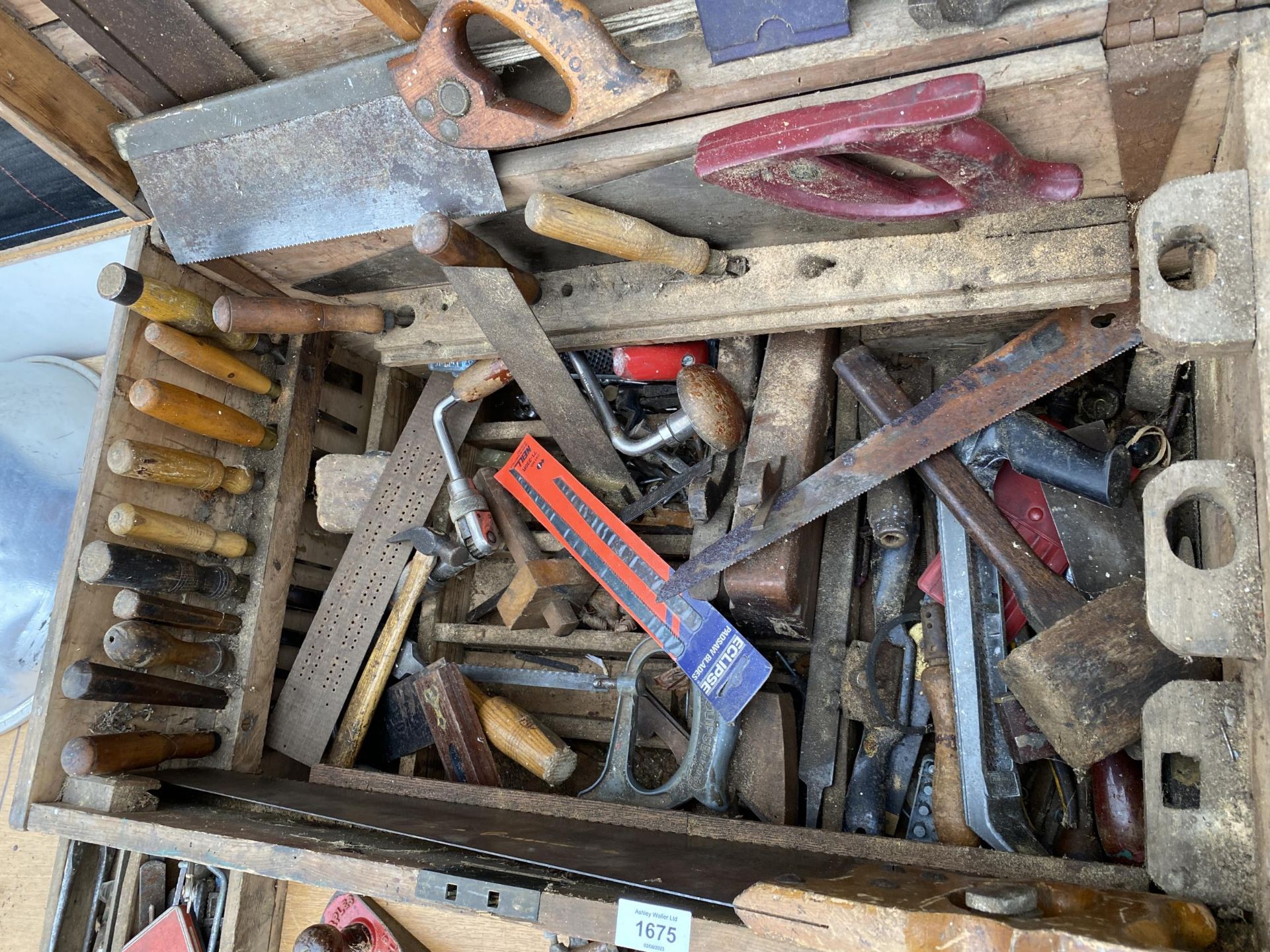 A LARGE VINTAGE WOODEN JOINERS CHEST TO INCLUDE AN ASSORTMENT OF TOOLS TO INCLUDE WOOD PLANES, - Image 2 of 10