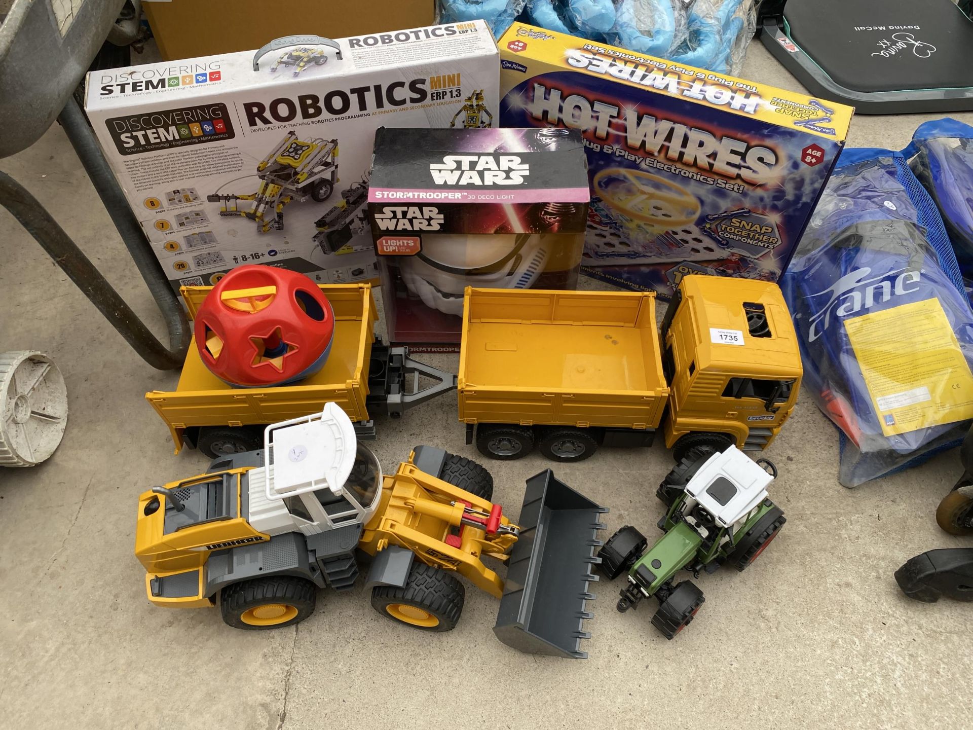 AN ASSORTMENT OF CHILDRENS TOYS TO INCLUDE AGRUICULTURAL VEHICLES, A BOARD GAME AND A ROBOTICS
