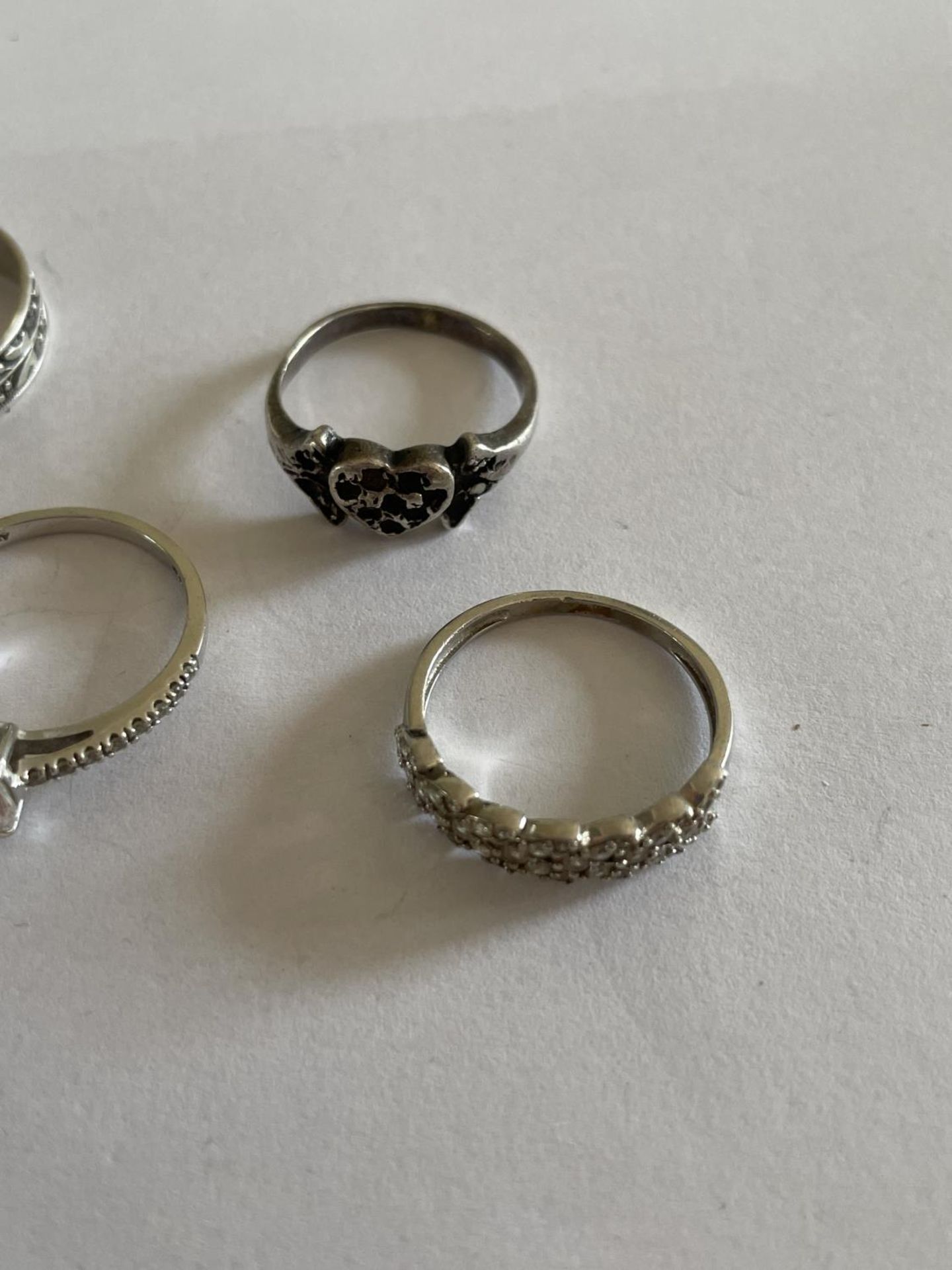 FIVE VARIOUS SILVER RINGS - Image 3 of 4