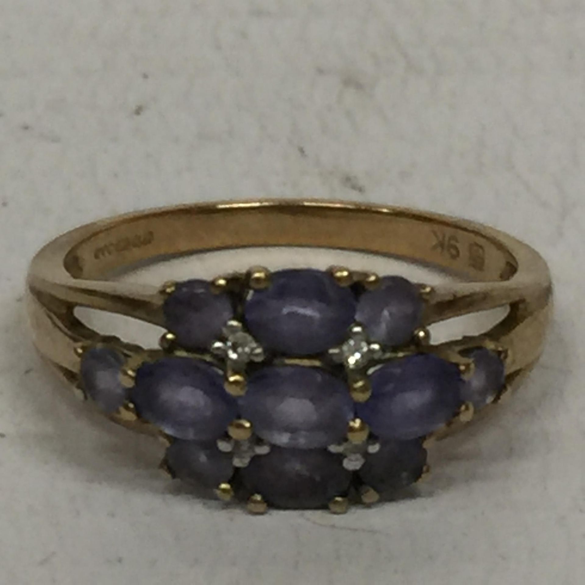 A 9 CARAT GOLD RING WITH AMETHYSTS AND DIAMONDS SIZE N/O