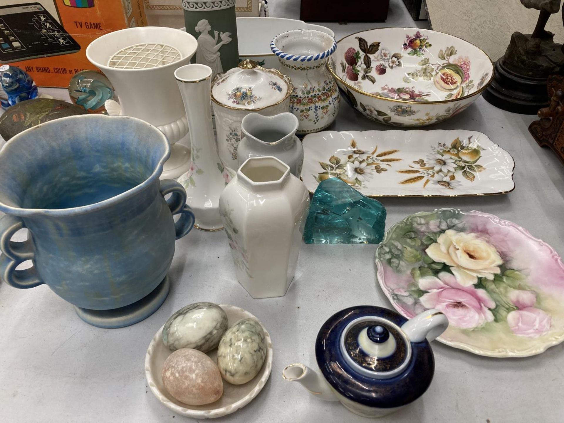A QUANTITY OF CERAMIC AND CHINA TO INCLUDE BOWLS, VASES, EGGS, A PLANTER, ETC PLUS A PIECE OF SIGNED - Image 2 of 4