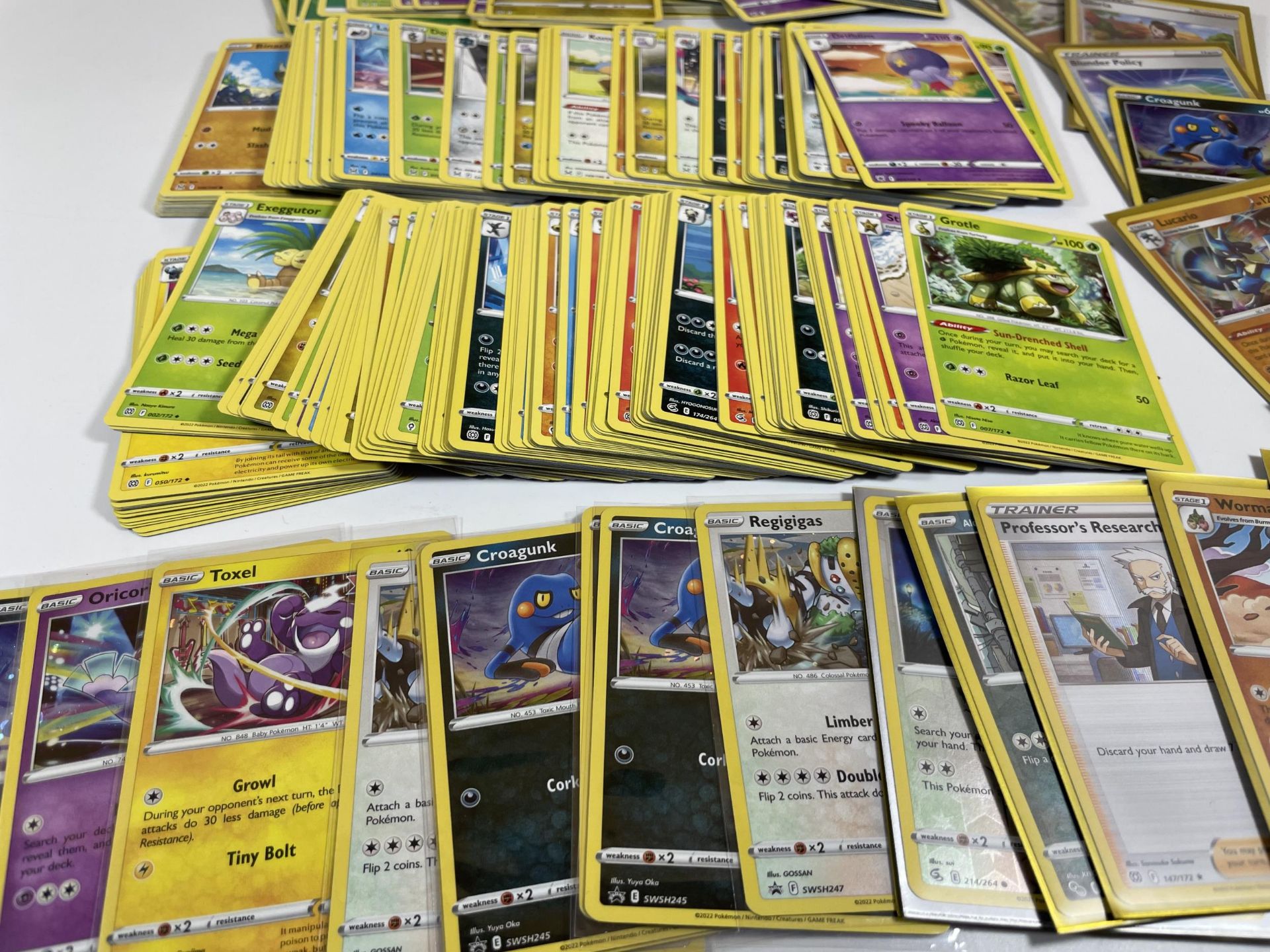 AN UMBREON TIN OF POKEMON TRADING CARDS, HOLOS ETC - Image 5 of 6