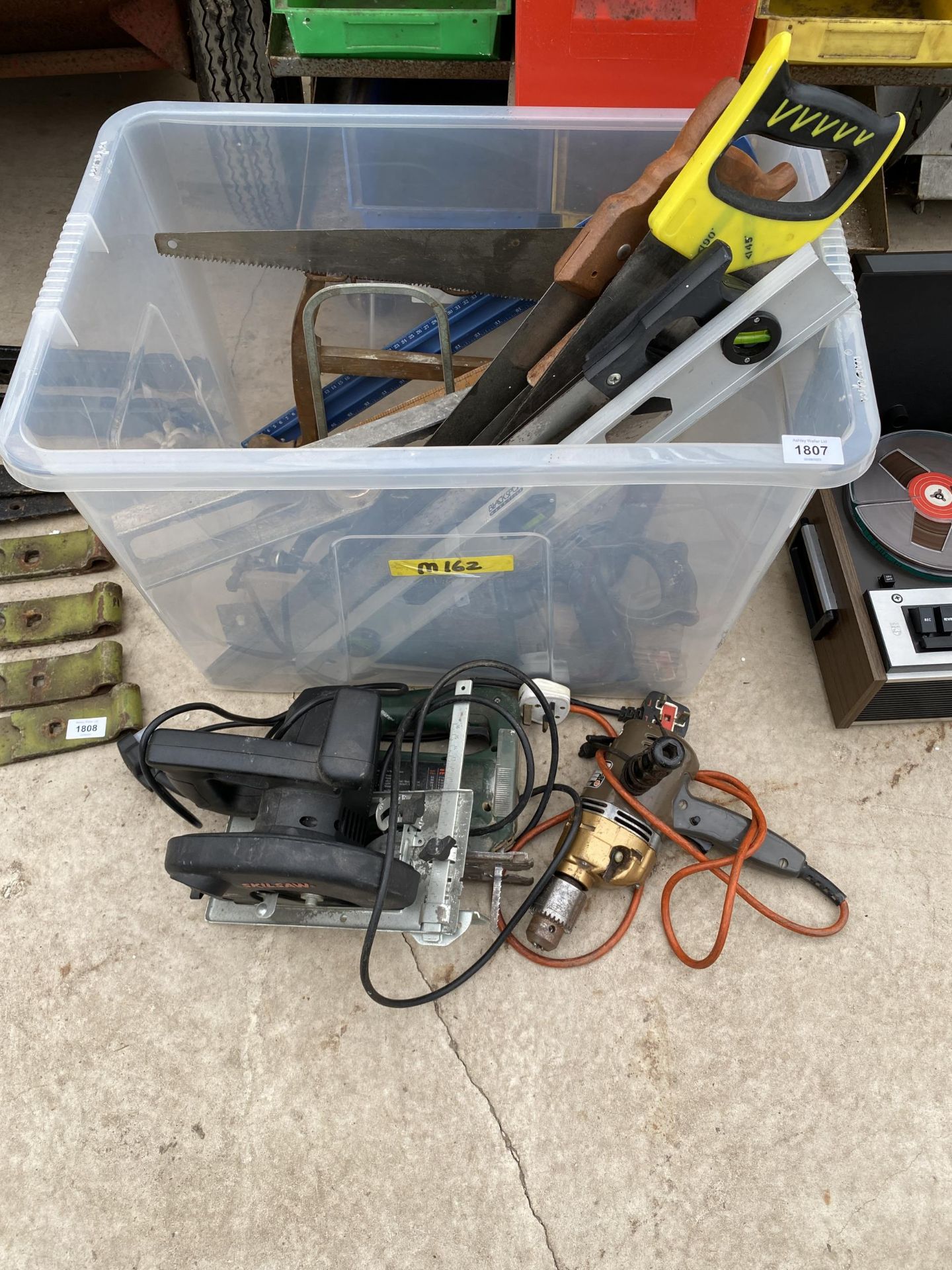 AN ASSORTMENT OF TOOLS TO INCLUDE A BOSCH ELECTRIC JIGSAW, A RIP SAW AND SPIRIT LEVELS ETC