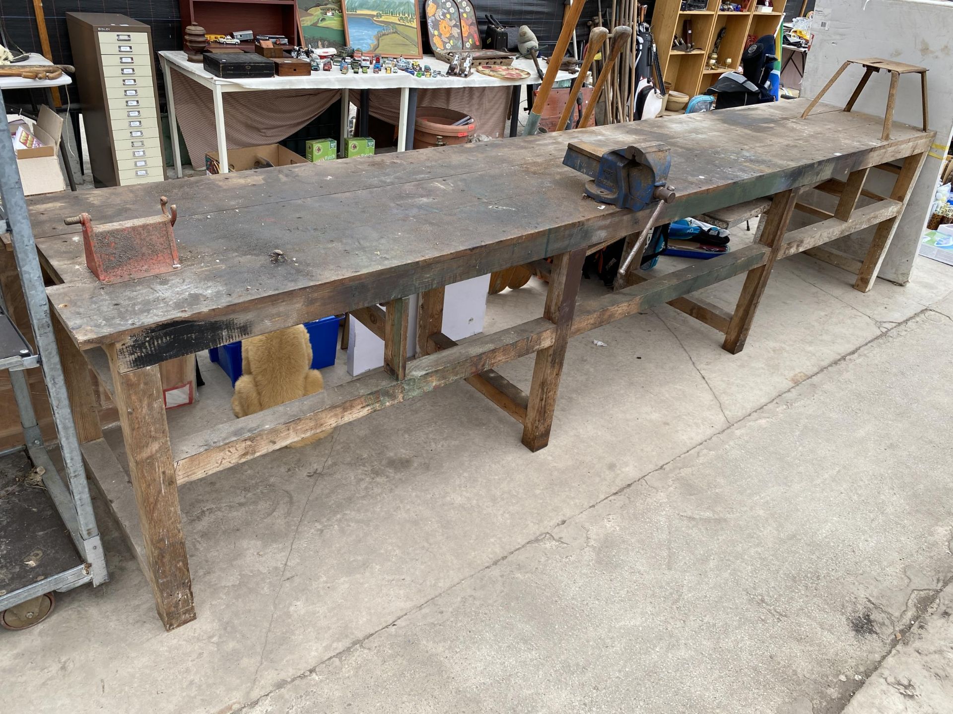 A VERY LARGE WOODEN WORK BENCH WITH RECORD NO.5 BENCH VICE ATTATCHED (L:410CM)