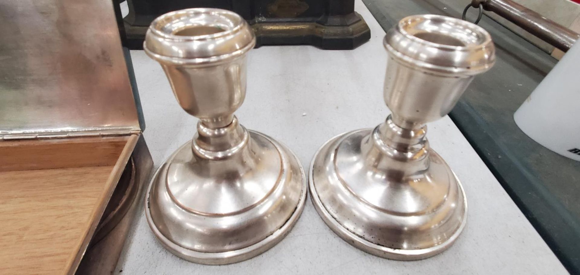 A PAIR OF SILVER PLATED CANDLESTICKS AND A SILVER PLATED BOX - Bild 3 aus 3