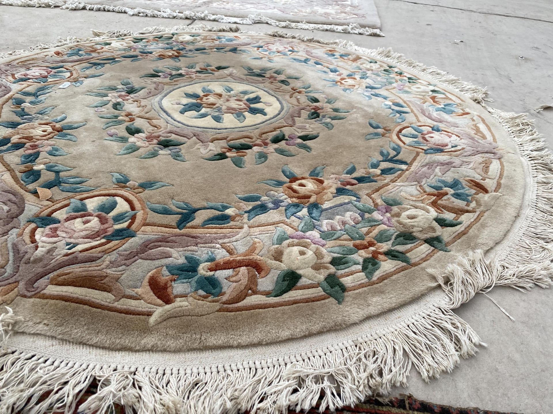 A CIRCULAR PEACH PATTERNED FRINGED RUG - Image 2 of 3