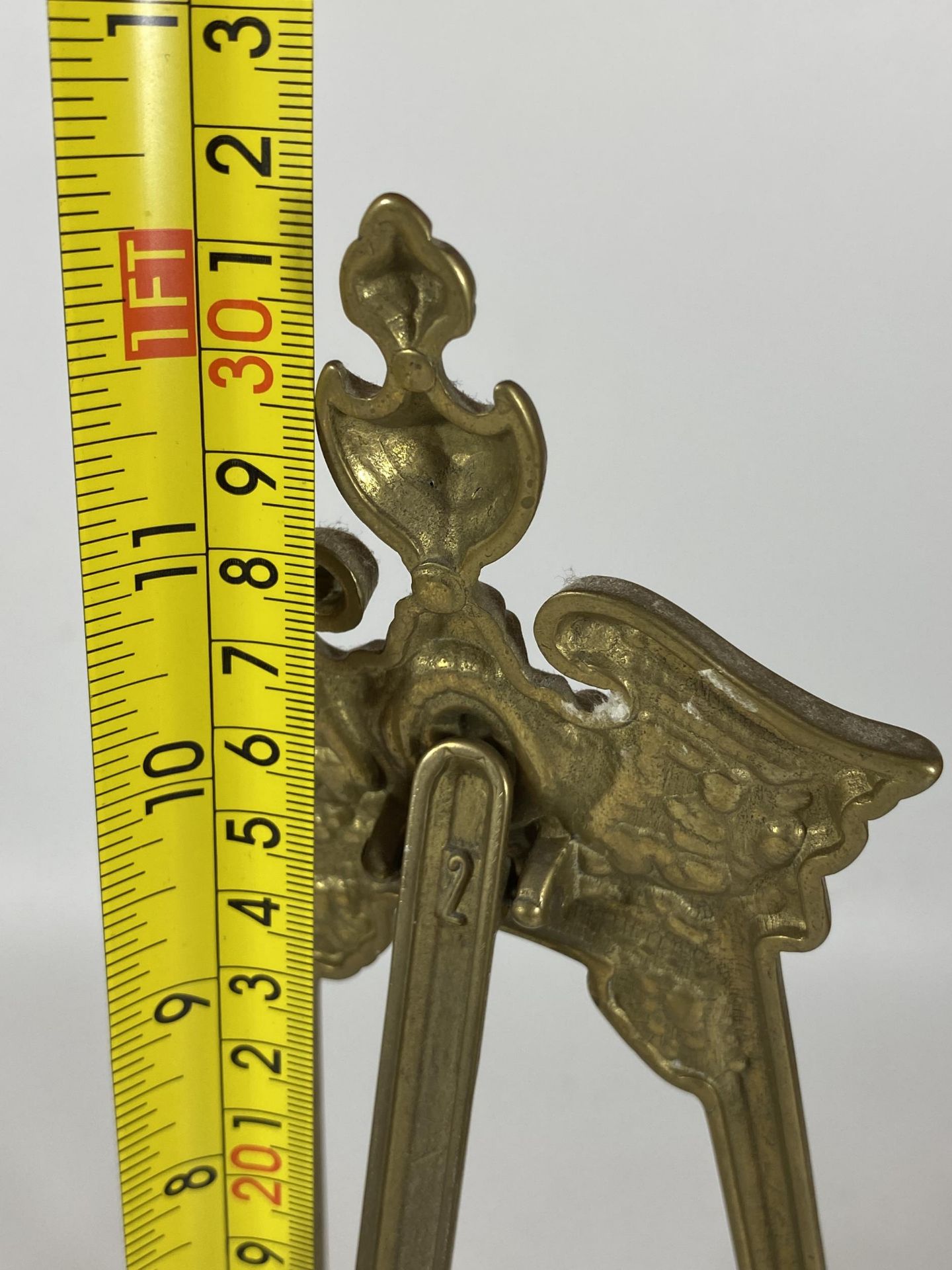 A VINTAGE BRASS ORNATE TABLE TOP EASEL, HEIGHT 31.5CM - Image 5 of 5