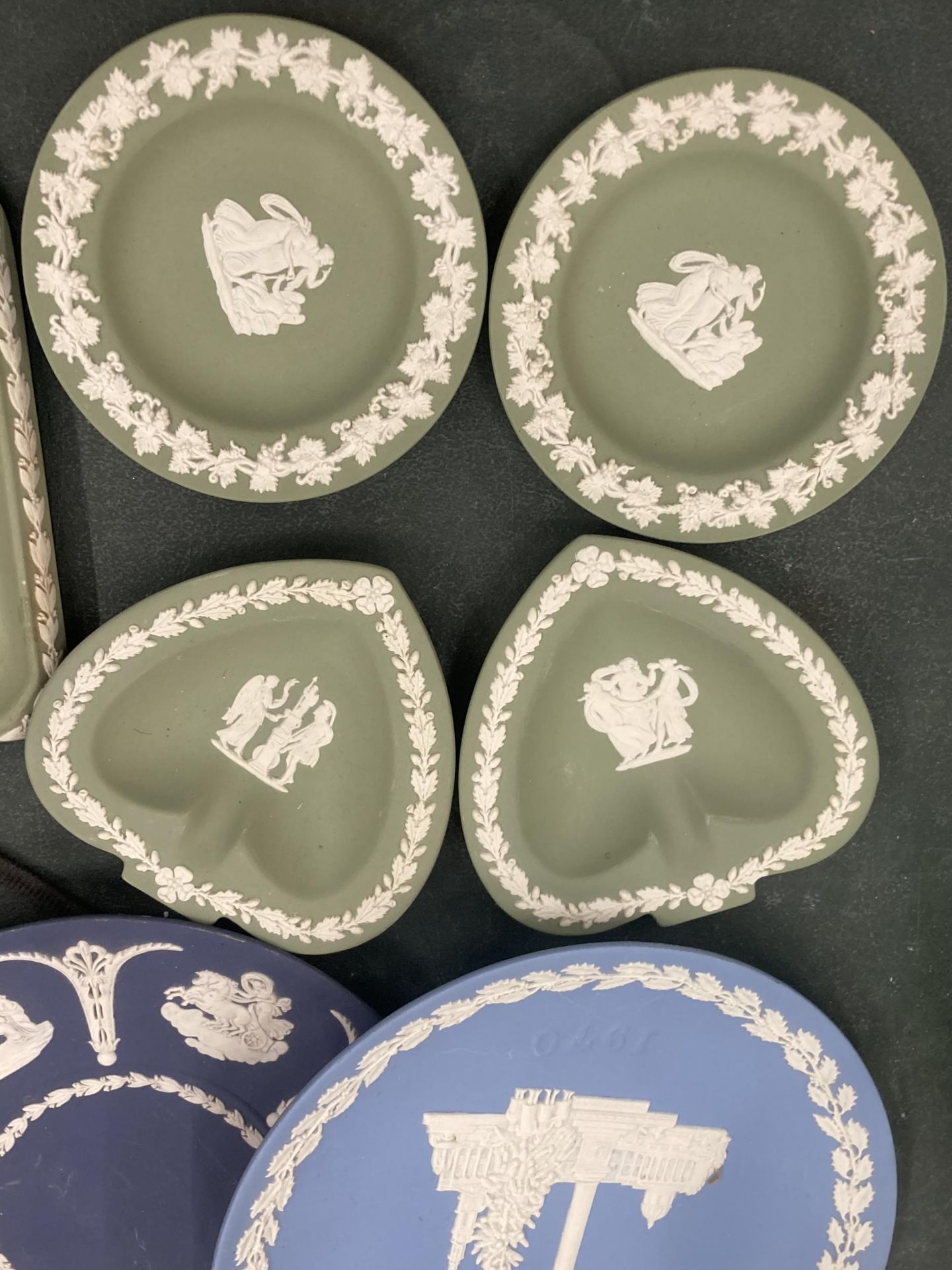 A COLLECTION OF WEDGWOOD JASPERWARE TO INCLUDE VASES, PLATES, PIN TRAYS, ETC - Image 4 of 5