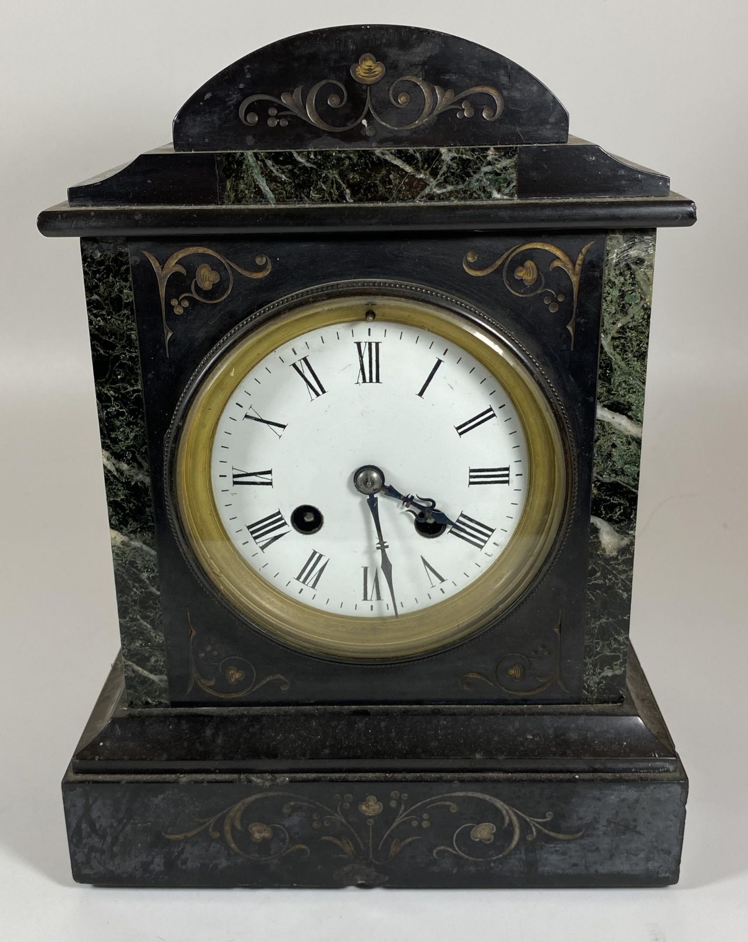 AN ANTIQUE FRENCH MARBLE AND GREEN SLATE CHIMING MANTLE CLOCK WITH PENDULUM