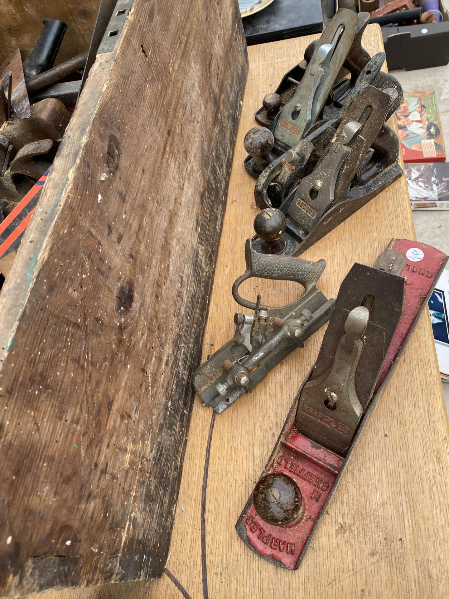 A LARGE VINTAGE WOODEN JOINERS CHEST TO INCLUDE AN ASSORTMENT OF TOOLS TO INCLUDE WOOD PLANES, - Image 4 of 10