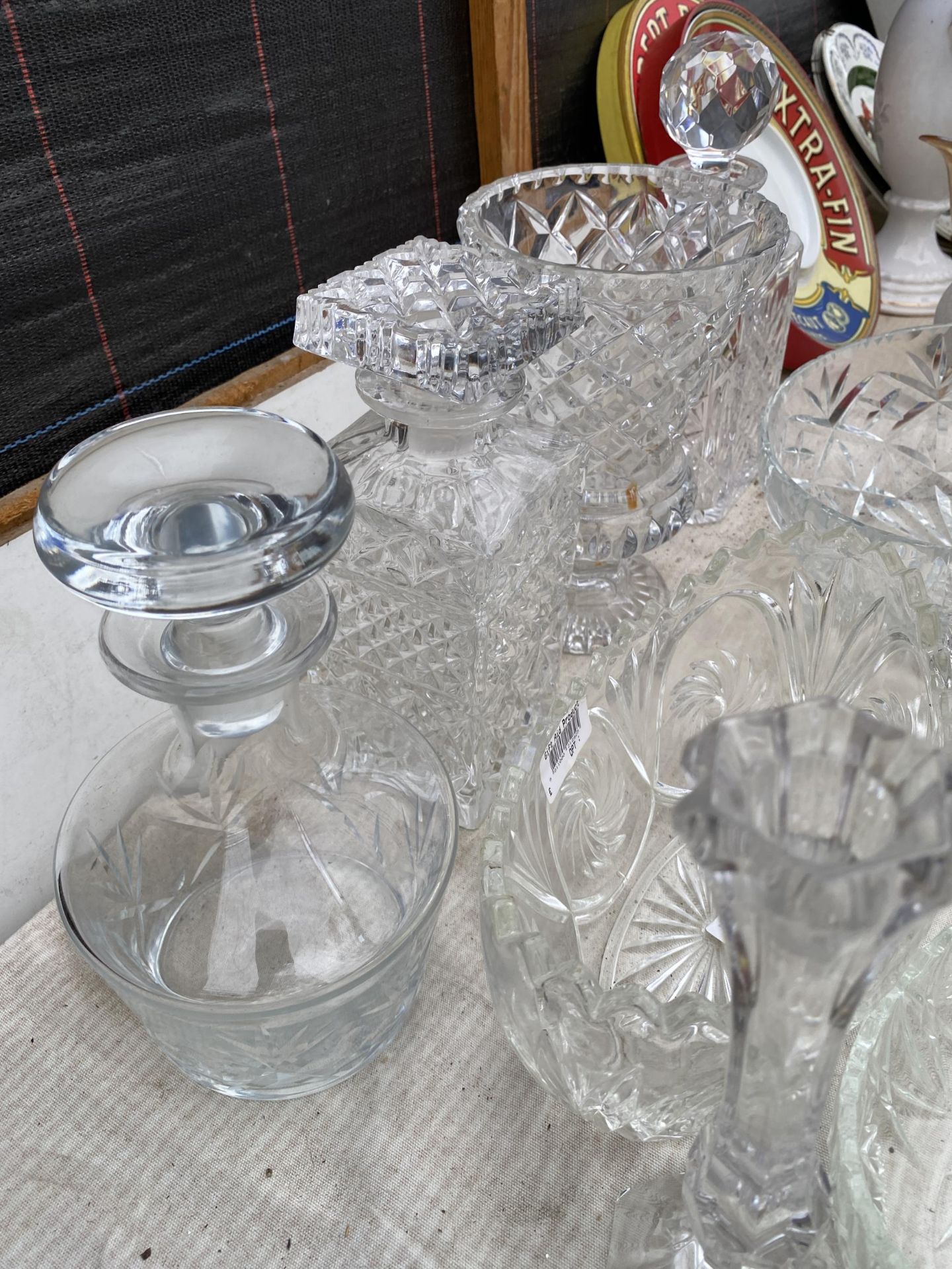 AN ASSORTMENT OF CUT GLASS ITEMS TO INCLUDE DECANTERS AND BOWLS ETC - Image 4 of 5