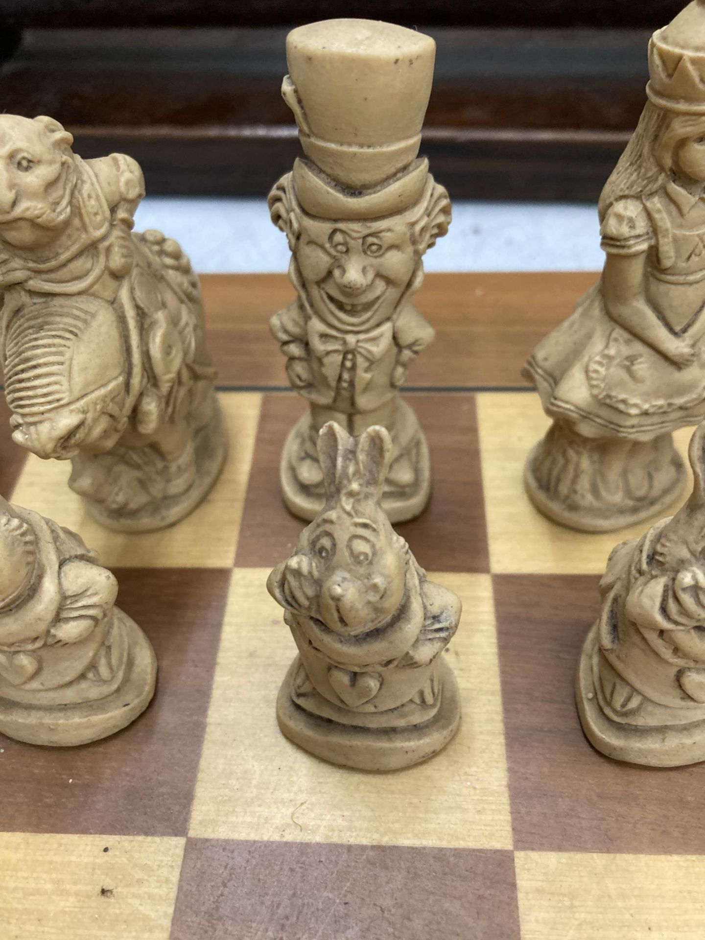 A CHESS SET WITH A WOODEN BOARD AND ALICE IN WONDERLAND THEMED PLAYING PIECES - Bild 3 aus 3