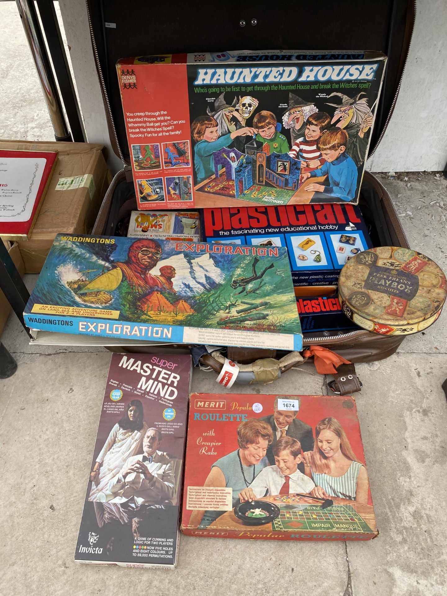 AN ASSORTMENT OF VINTAGE AND RETRO BOARD GAMES TO INCLUDE HAUNTED HOUSE AND EXPLORATION ETC