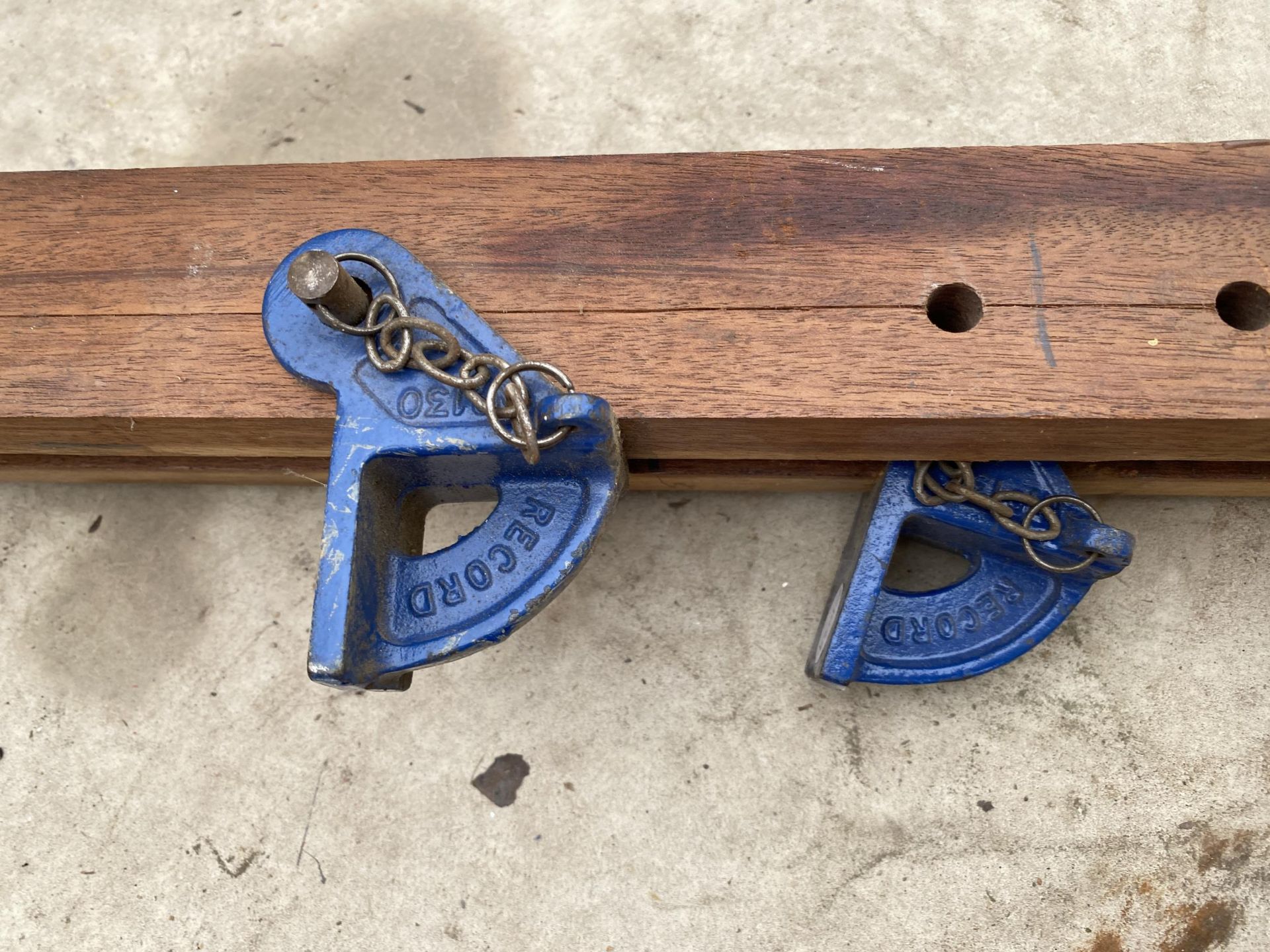 A PAIR OF WOODEN RECORD SASH CLAMPS - Image 4 of 4