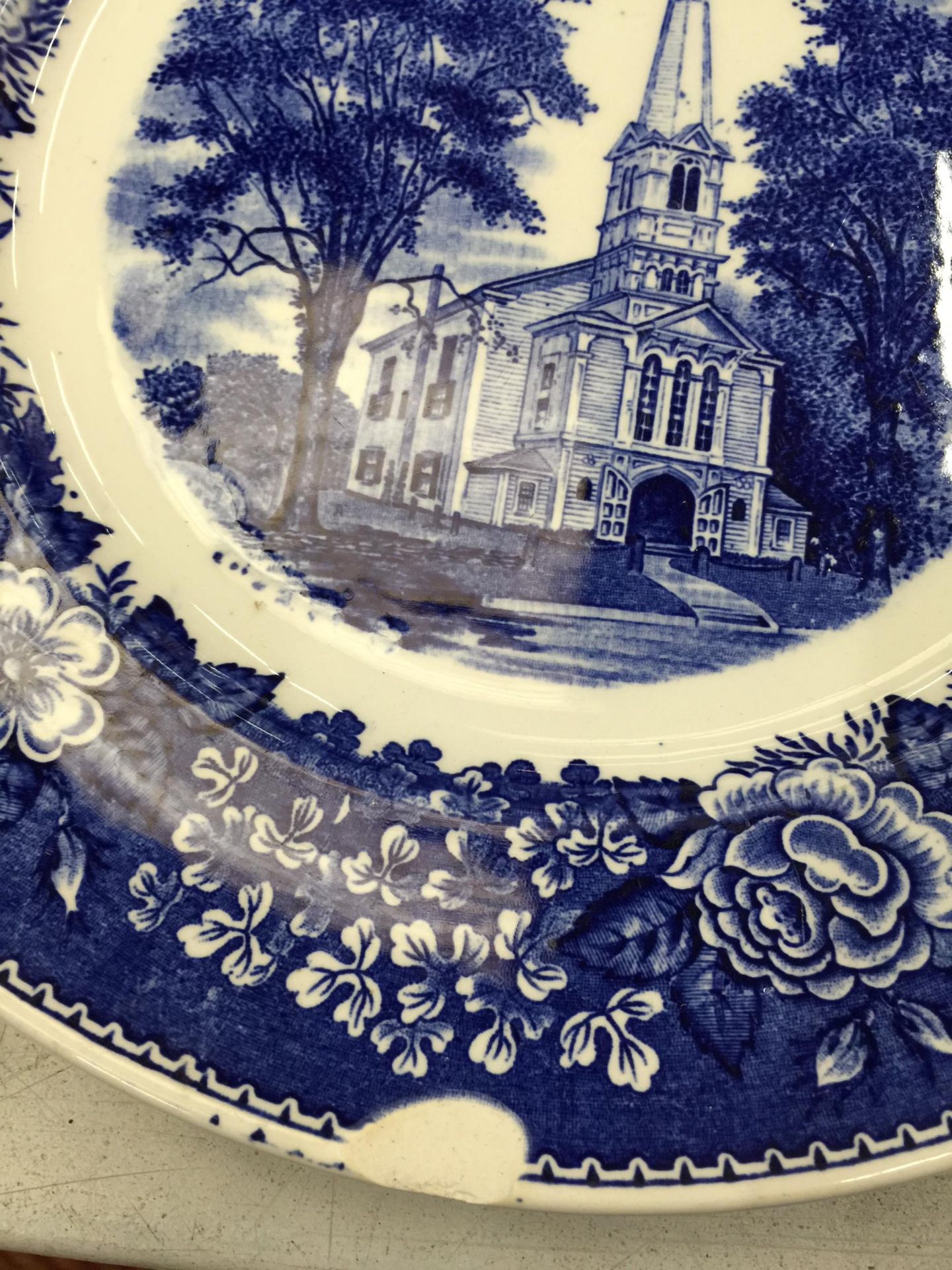 A QUANTITY OF BLUE AND WHITE 'WILLOW' PATTERN PLATES, CUPS AND SAUCERS PLUS A CAPODIMONTE MAJOLICA - Image 2 of 5