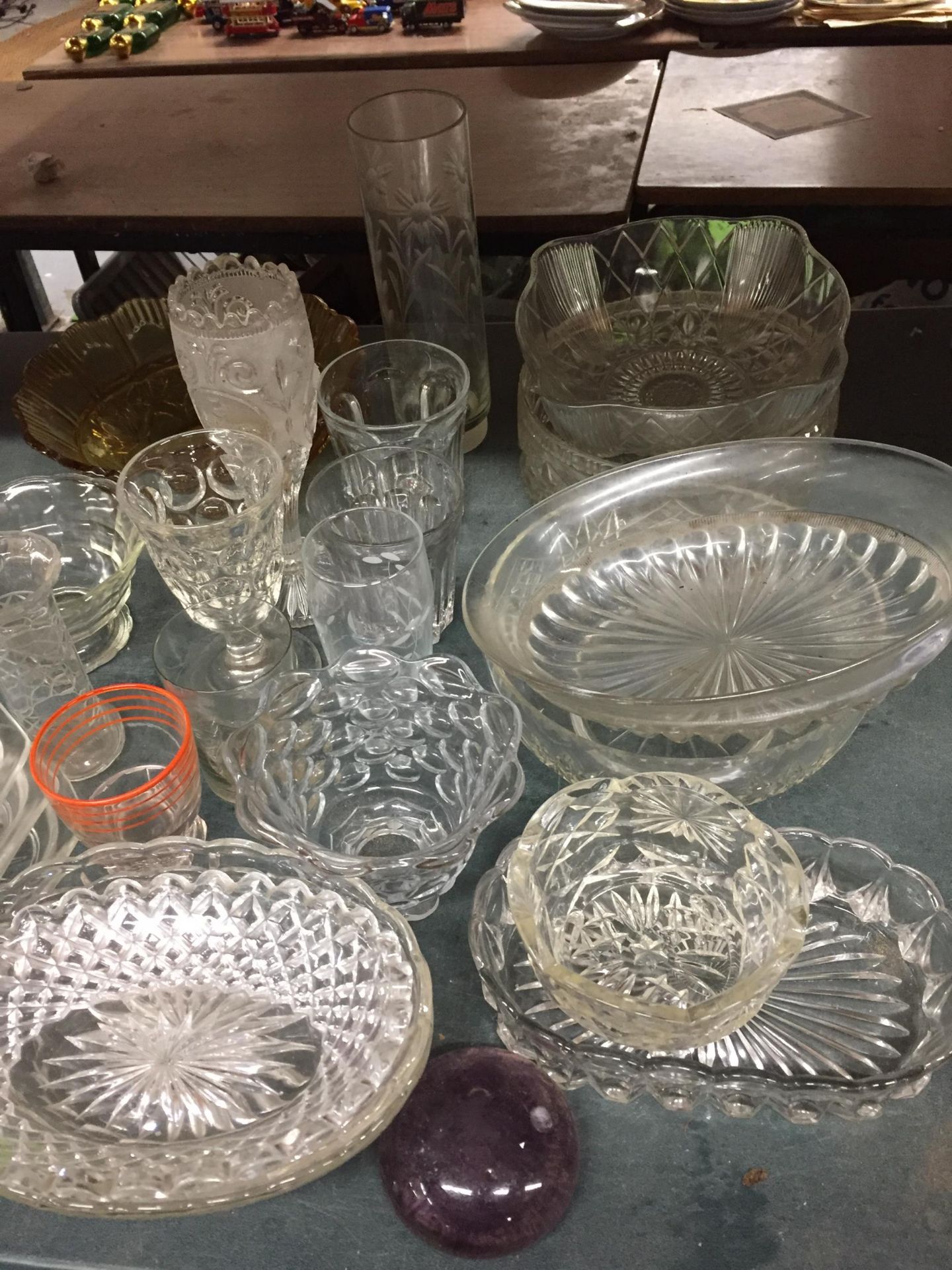 A MIXED LOT OF VINTAGE GLASSWARE, DISHES ETC - Image 3 of 3