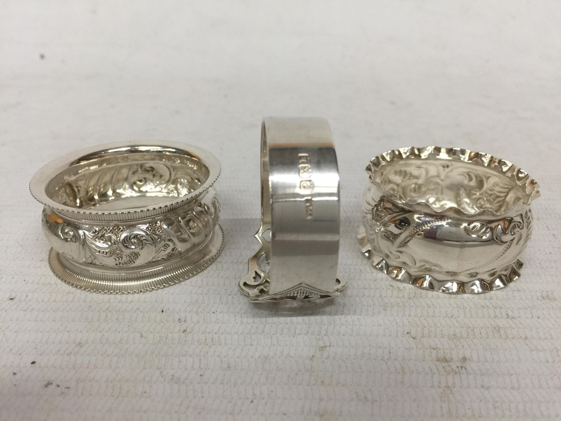 A COLLECTION OF EIGHT ASSORTED HALLMARKED SILVER NAPKIN RINGS - Bild 3 aus 5