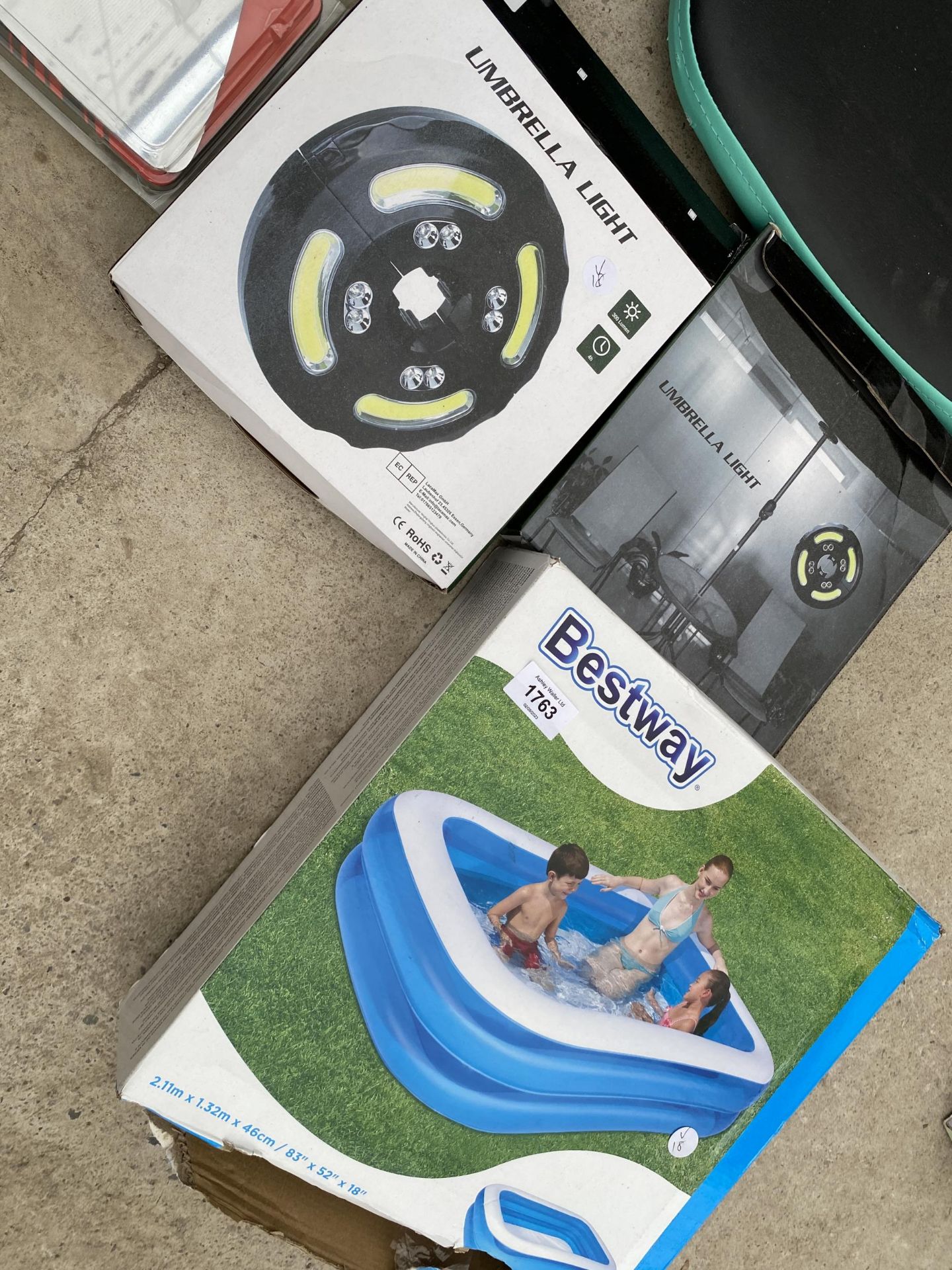 AN ASSORTMENT OF ITEMS TO INCLUDE AN UMBRELLA LIGHT, A PADDLING POOL AND AN EXERCISE MACHINE ETC - Image 4 of 4