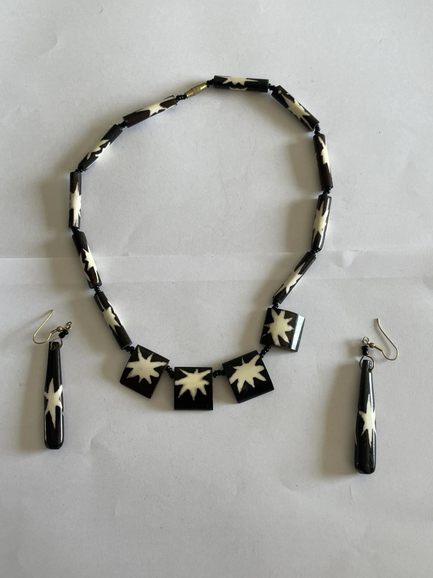 A TRIBAL NECKLACE AND EARRING SET