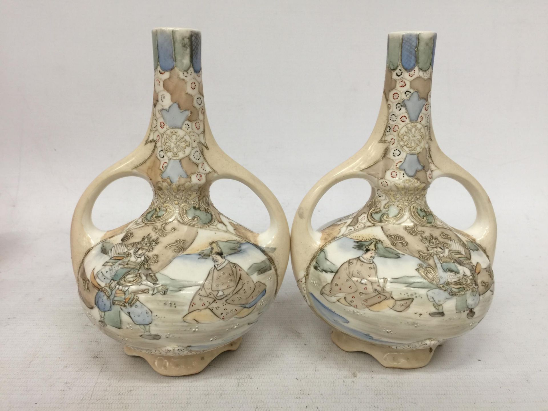 A PAIR OF VINTAGE NIPPON JAPANESE STYLE VASES - Image 2 of 4