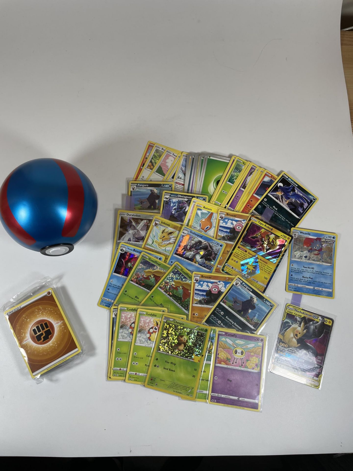 A POKE BALL TIN OF POKEMON TRADING CARDS, HOLOS, PIKACHU GX, SEALED ENERGY PACK ETC - Image 2 of 7