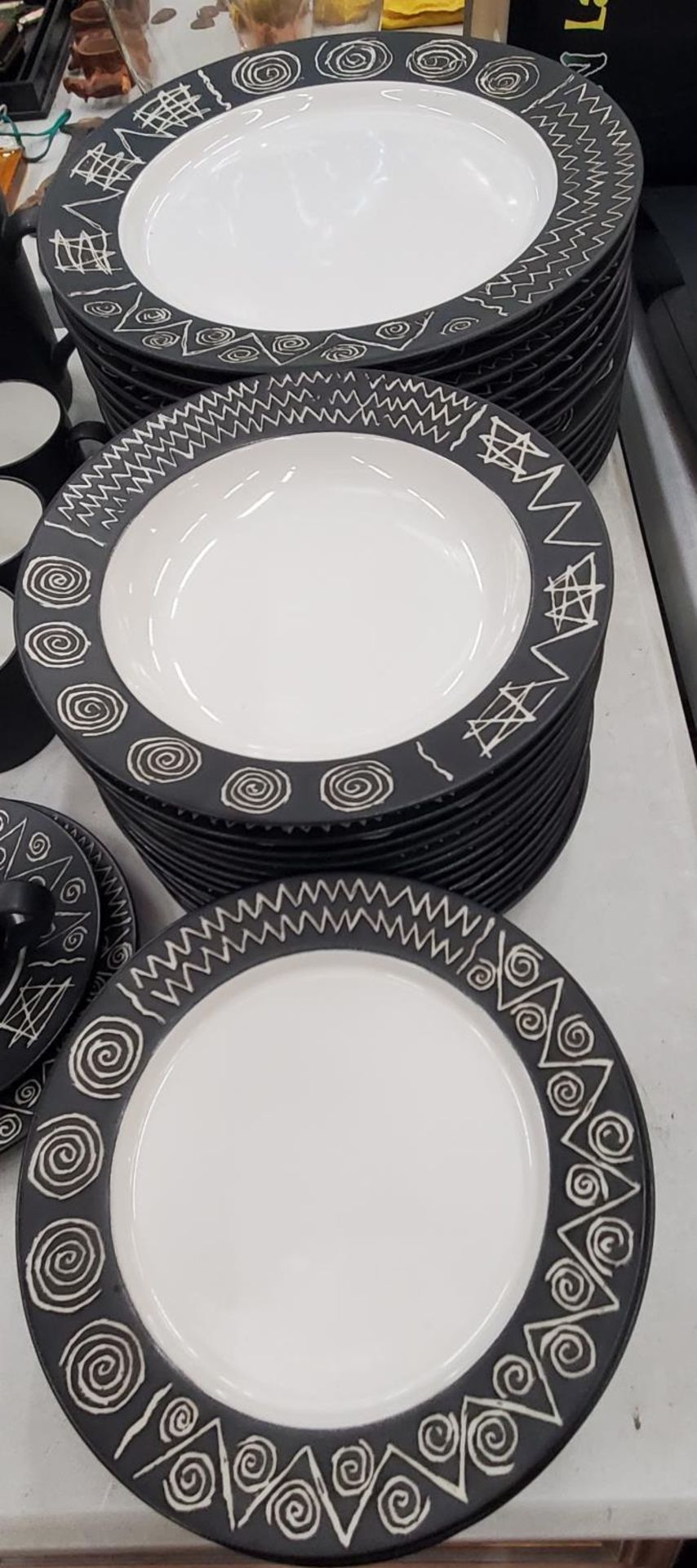 A HABITAT 'SCRAFITTO' DINNER SERVICE TO INCLUDE VARIOUS SIZES OF PLATES, BOWLS, A TEAPOT, CREAM - Image 2 of 5