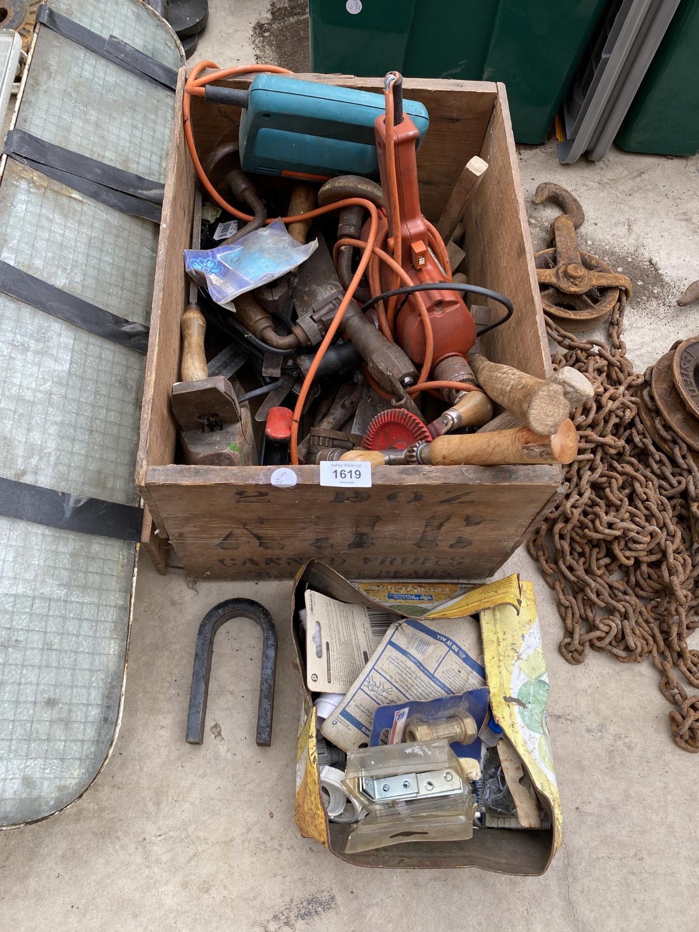 AN ASSORTMENT OF TOOLS TO INCLUDE BRACE DRILLS AND HAMMERS ETC