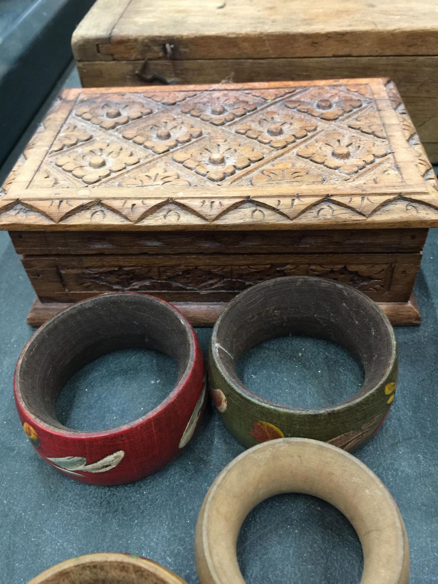 A COLLECTION OF TREEN ITEMS TO INCLUDE AN AFRICAN HAND CARVED STAND AND BOWL, VINTAGE BOXES, - Image 3 of 3