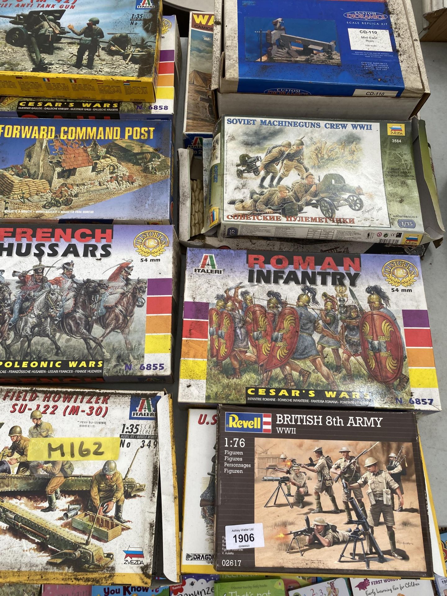 A LARGE ASSORTMENT OF MODEL KITS TO INCLUDE AIRFIX AND ITALERI ETC - Image 3 of 3