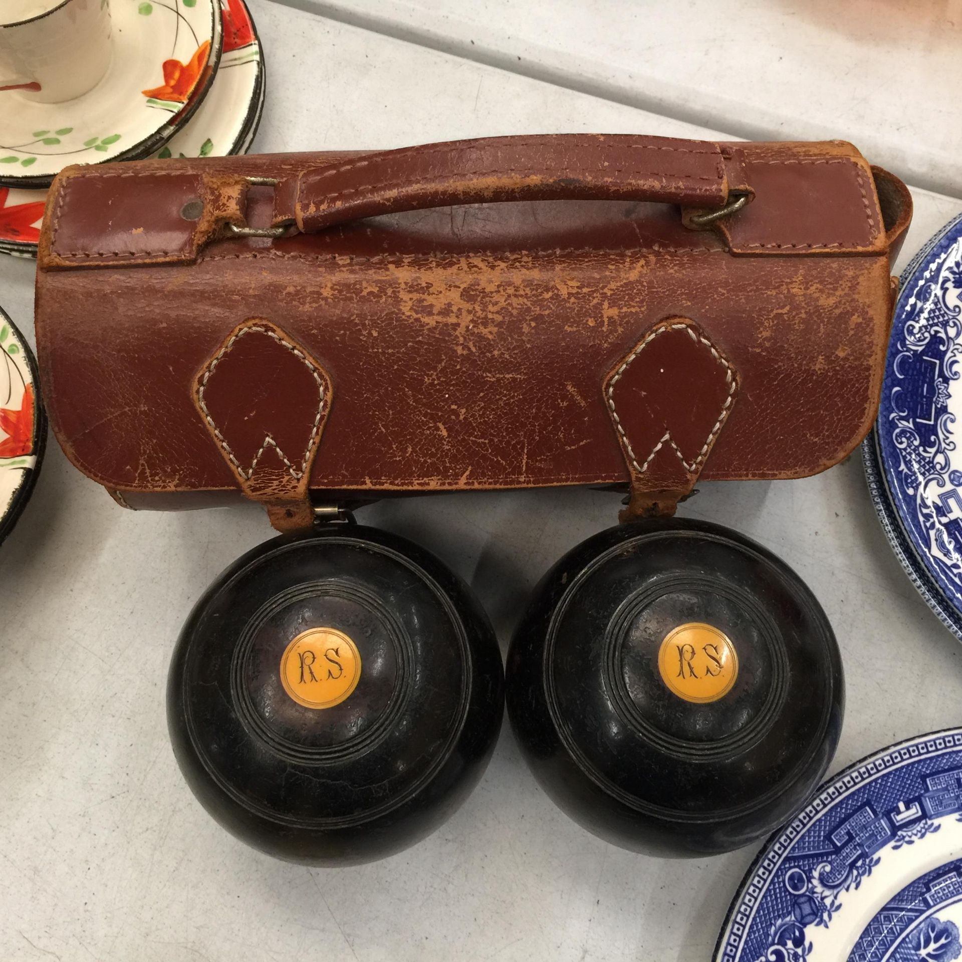 A SET OF VINTAGE BOWLS IN A LEATHER CASE