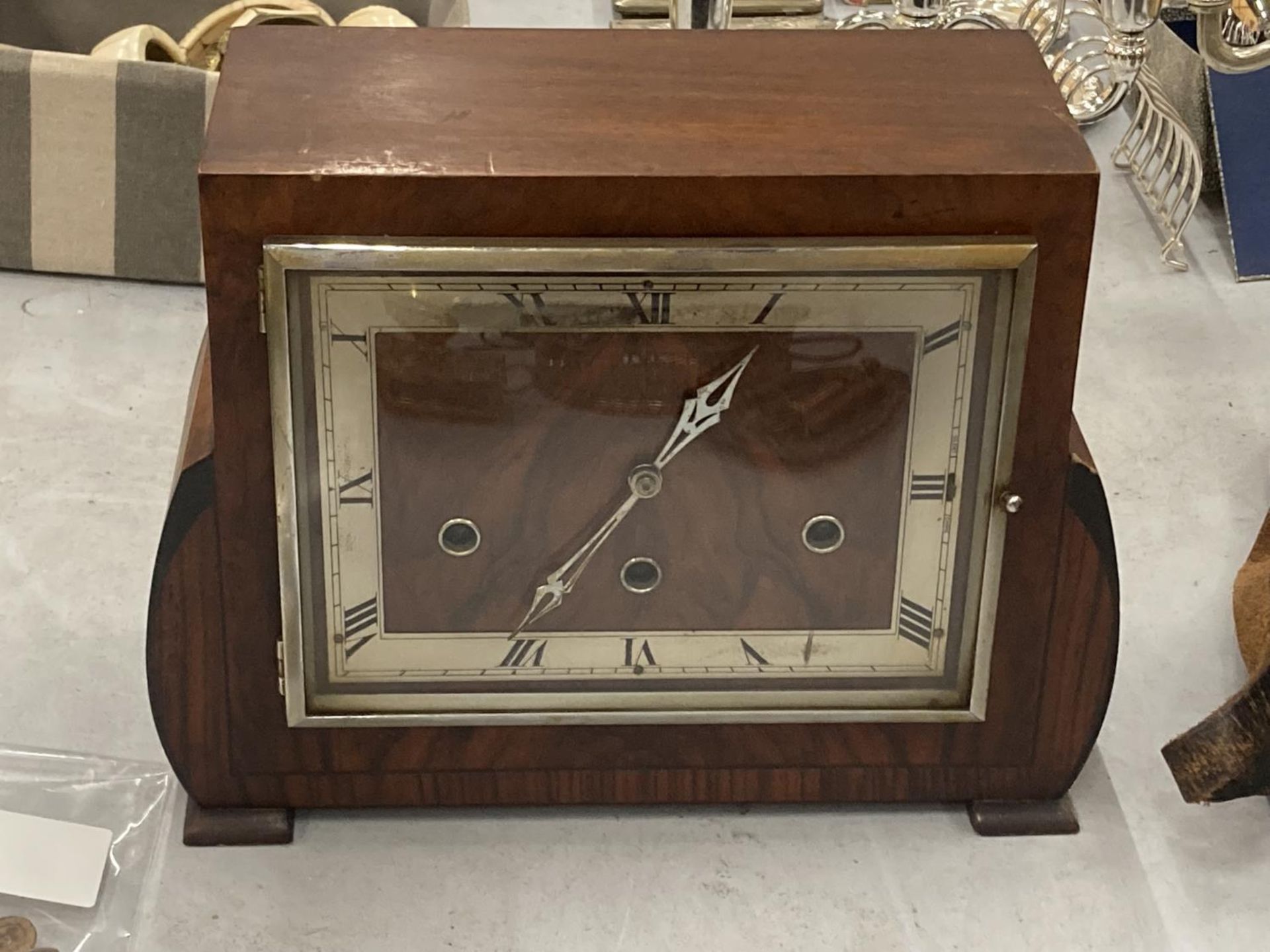 AN ART DECO MANTLE CLOCK, WORKING AT TIME OF CATALOGUING