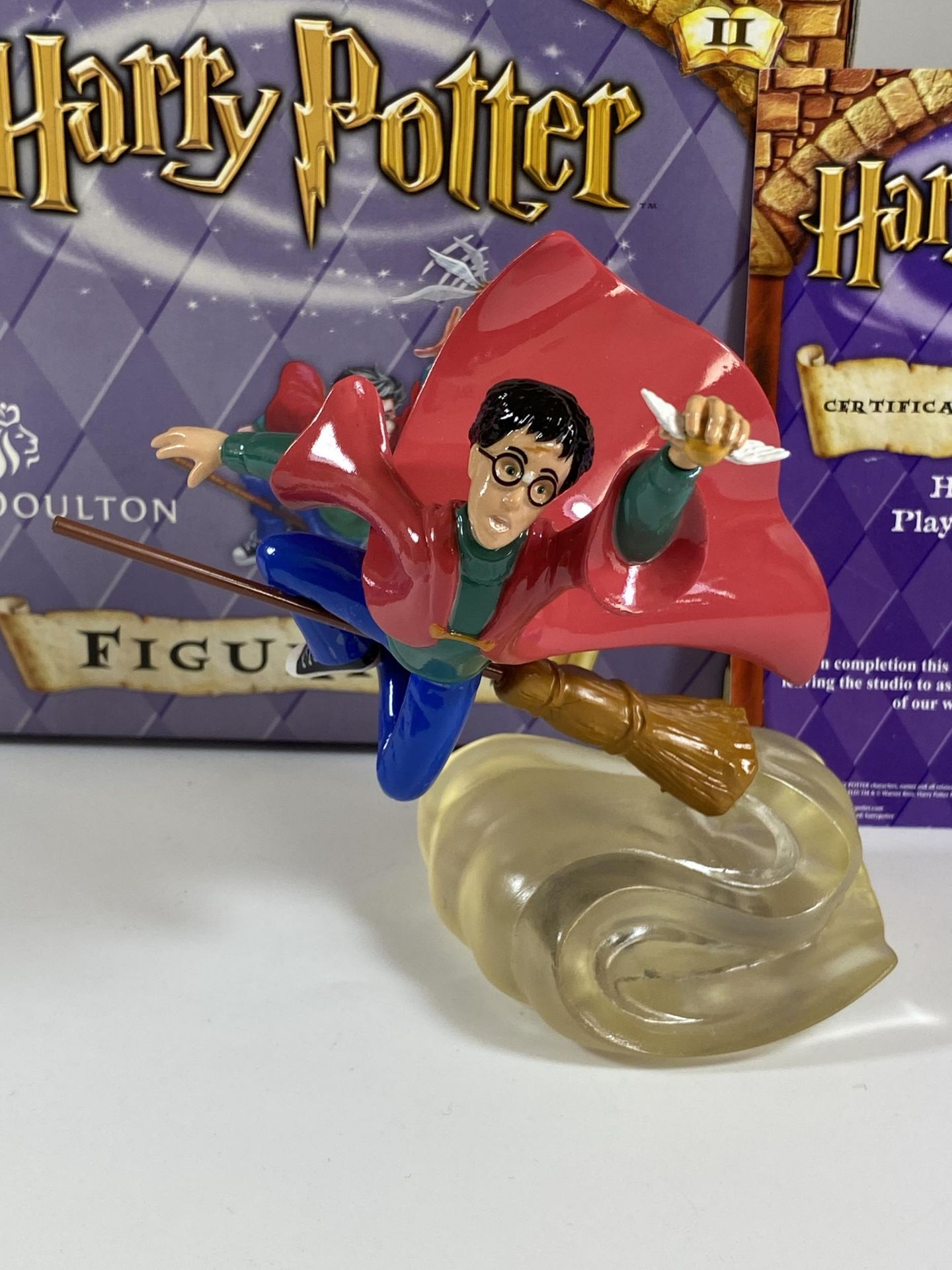 A BOXED ROYAL DOULTON HARRY POTTER PLAYING QUIDDITCH HPFIG22 FIGURE WITH CERTIFICATE - Bild 2 aus 7