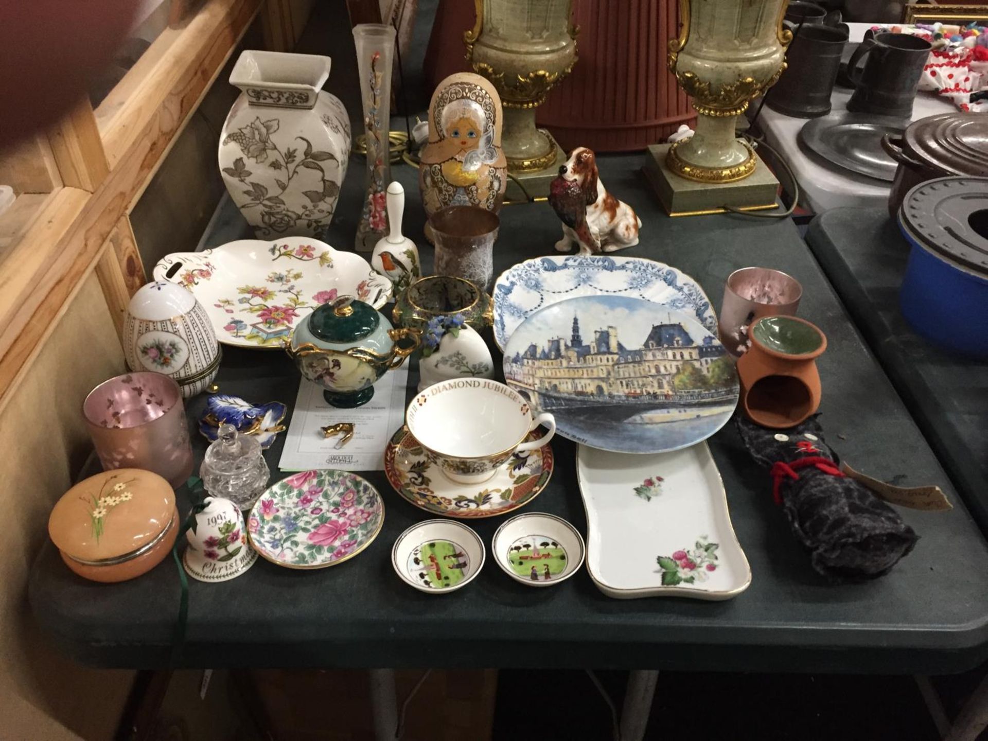 A QUANTITY OF CERAMIC ITEMS TO INCLUDE VILLEROY AND BOCH PIN DISHES, A ROYAL WORCESTER QUEEN
