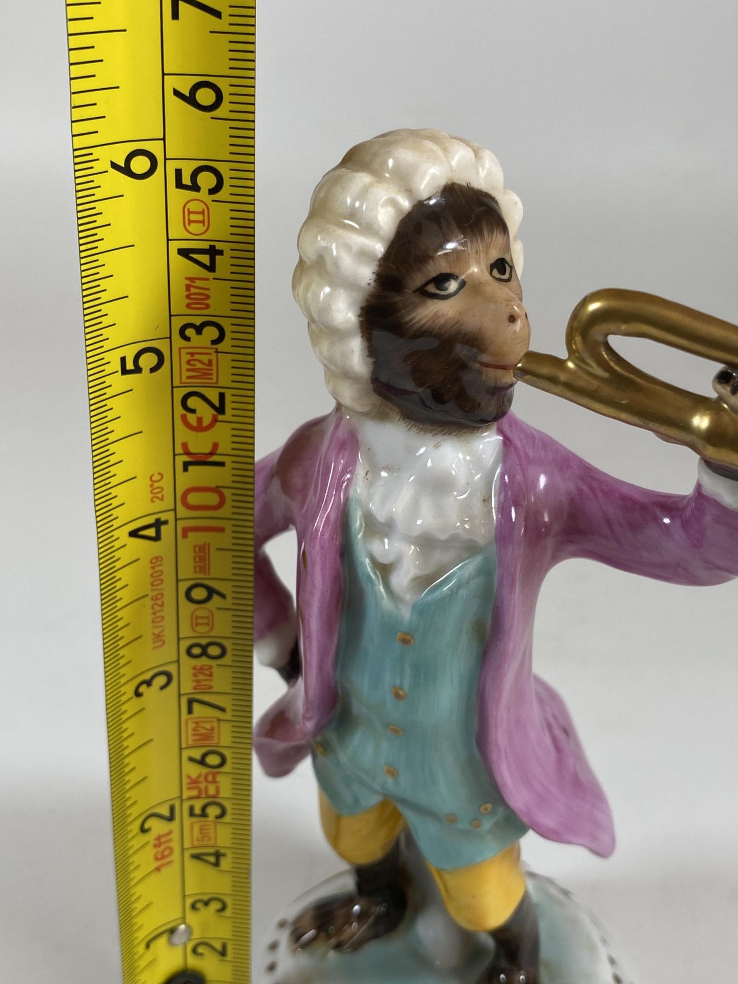 A CONTINENTAL DRESDEN STYLE PORCELAIN MONKEY TRUMPET PLAYER MUSICIAN FIGURE, HEIGHT 15.5CM - Image 5 of 5