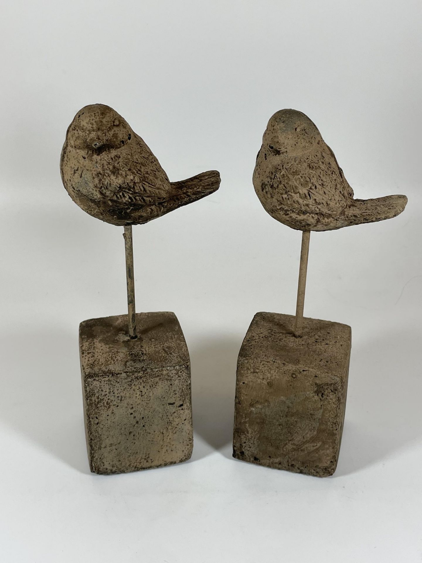 A PAIR OF DECORATIVE STONE BIRDS ON PLINTHS, HEIGHT 24CM - Image 2 of 4