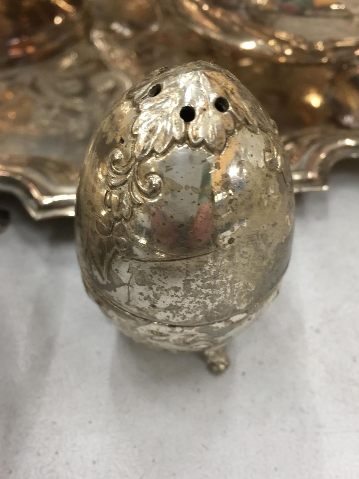 A QUANTITY OF SILVER PLATE TO INCLUDE A TRAY WITH A TEAPOT, SUGAR BOWL, CREAM JUG, ETC - Image 2 of 6