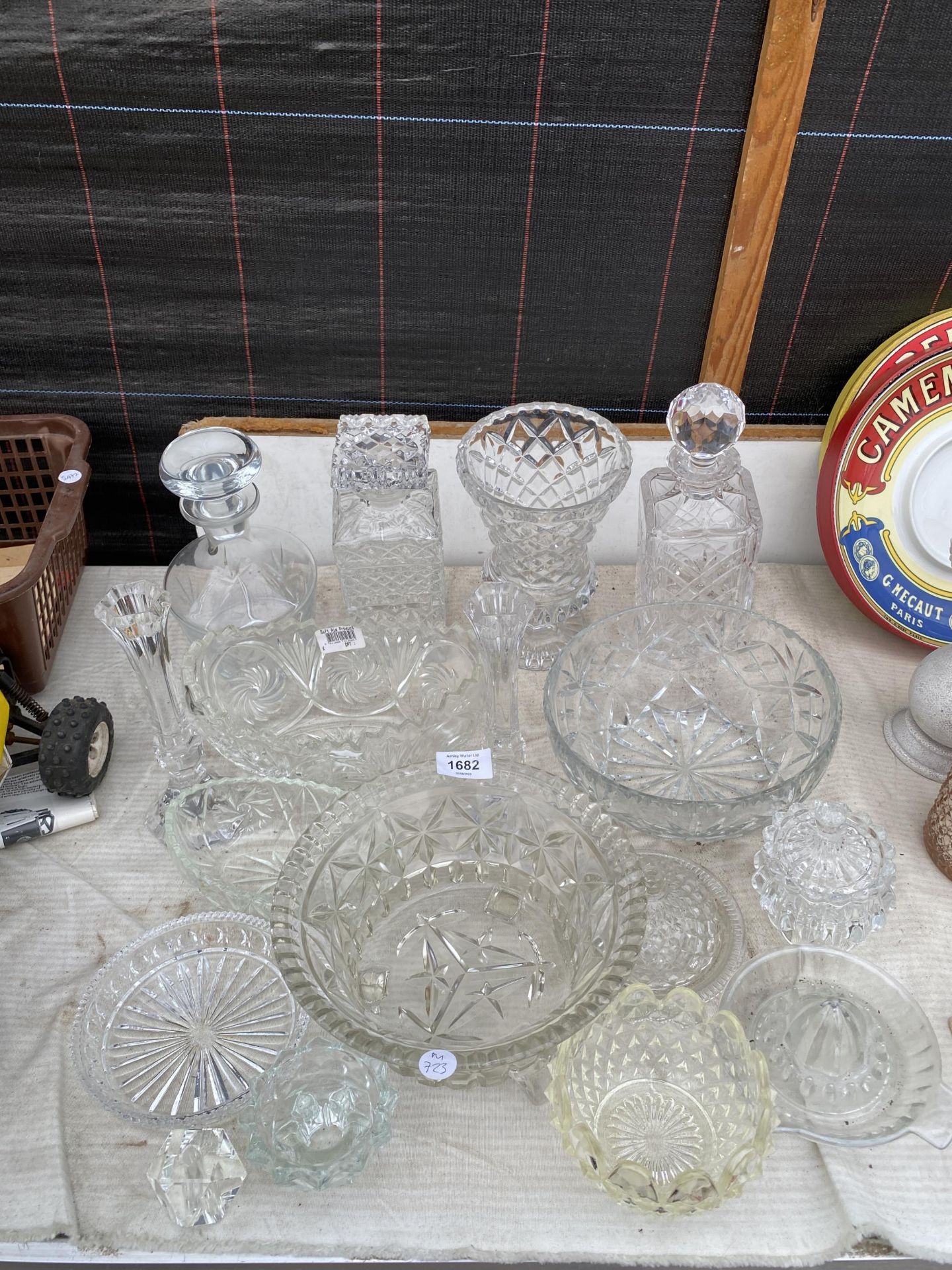 AN ASSORTMENT OF CUT GLASS ITEMS TO INCLUDE DECANTERS AND BOWLS ETC