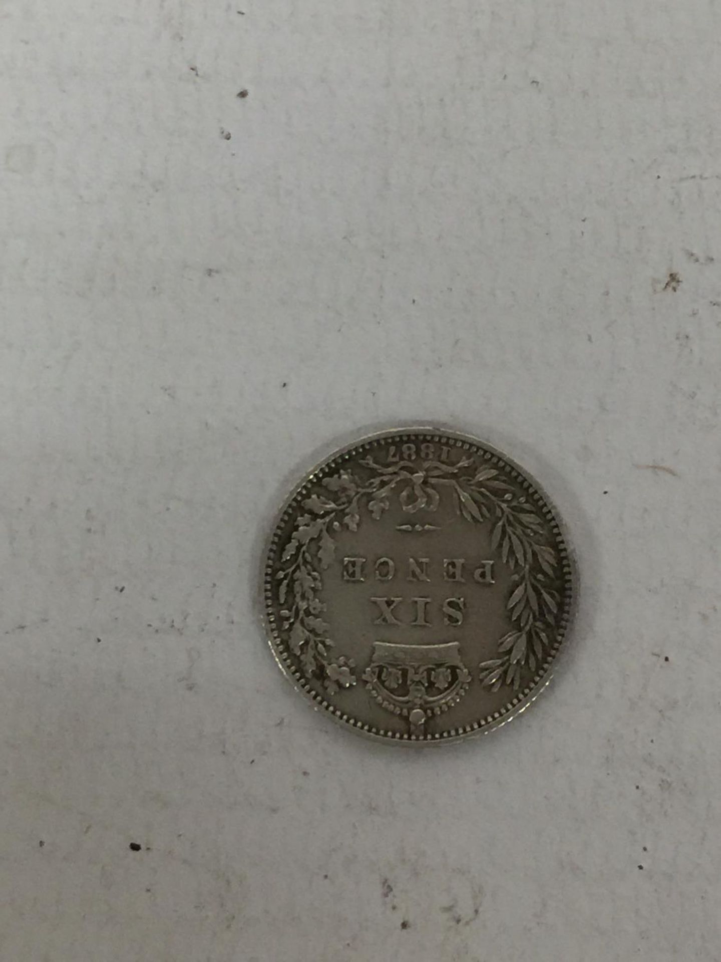 A VICTORIAN SILVER SIXPENCE 1887 - Image 2 of 2