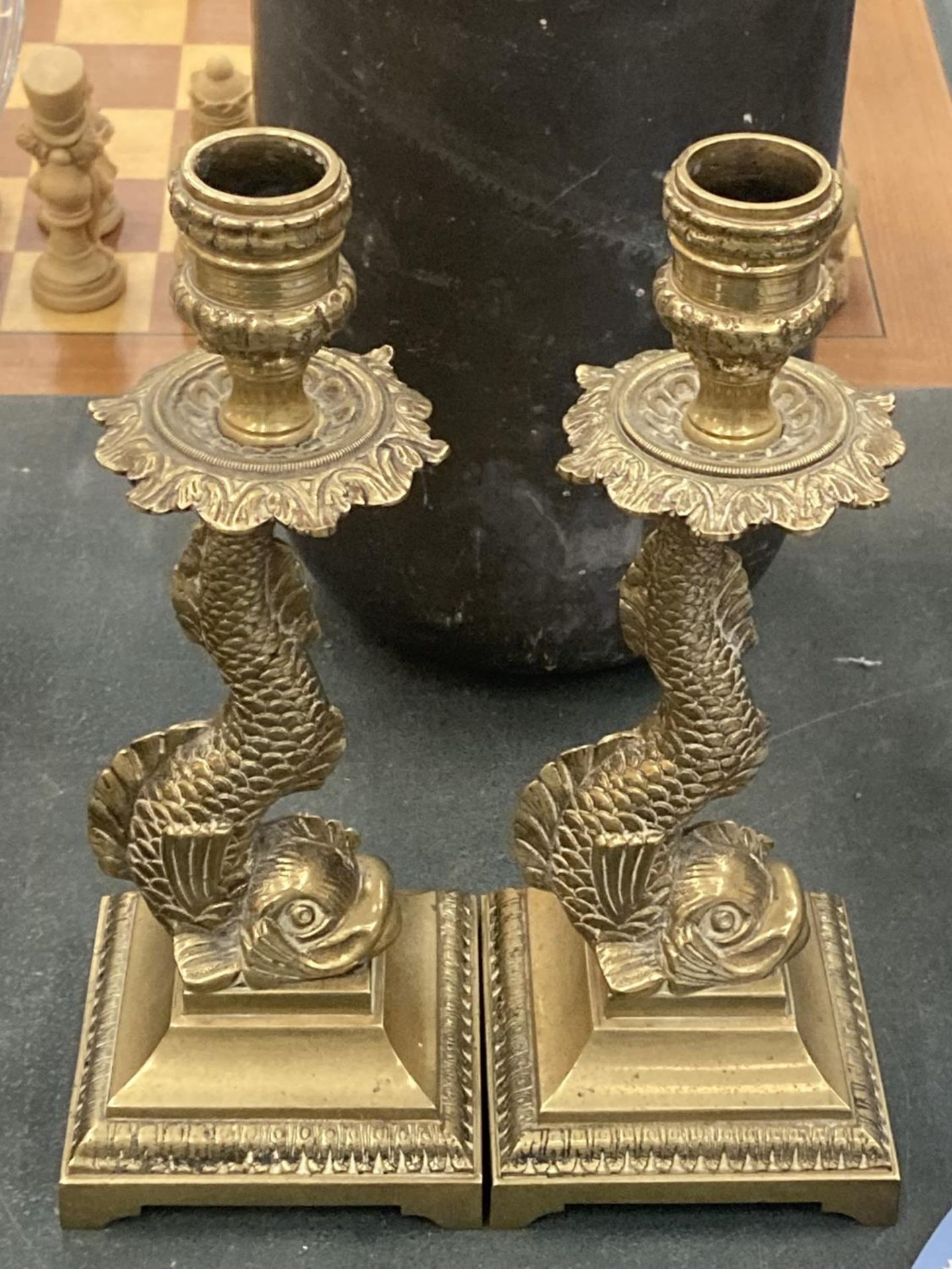 A PAIR OF VINTAGE BRASS DOLPHIN CANDLESTICKS HEIGHT 22CM - Image 2 of 4