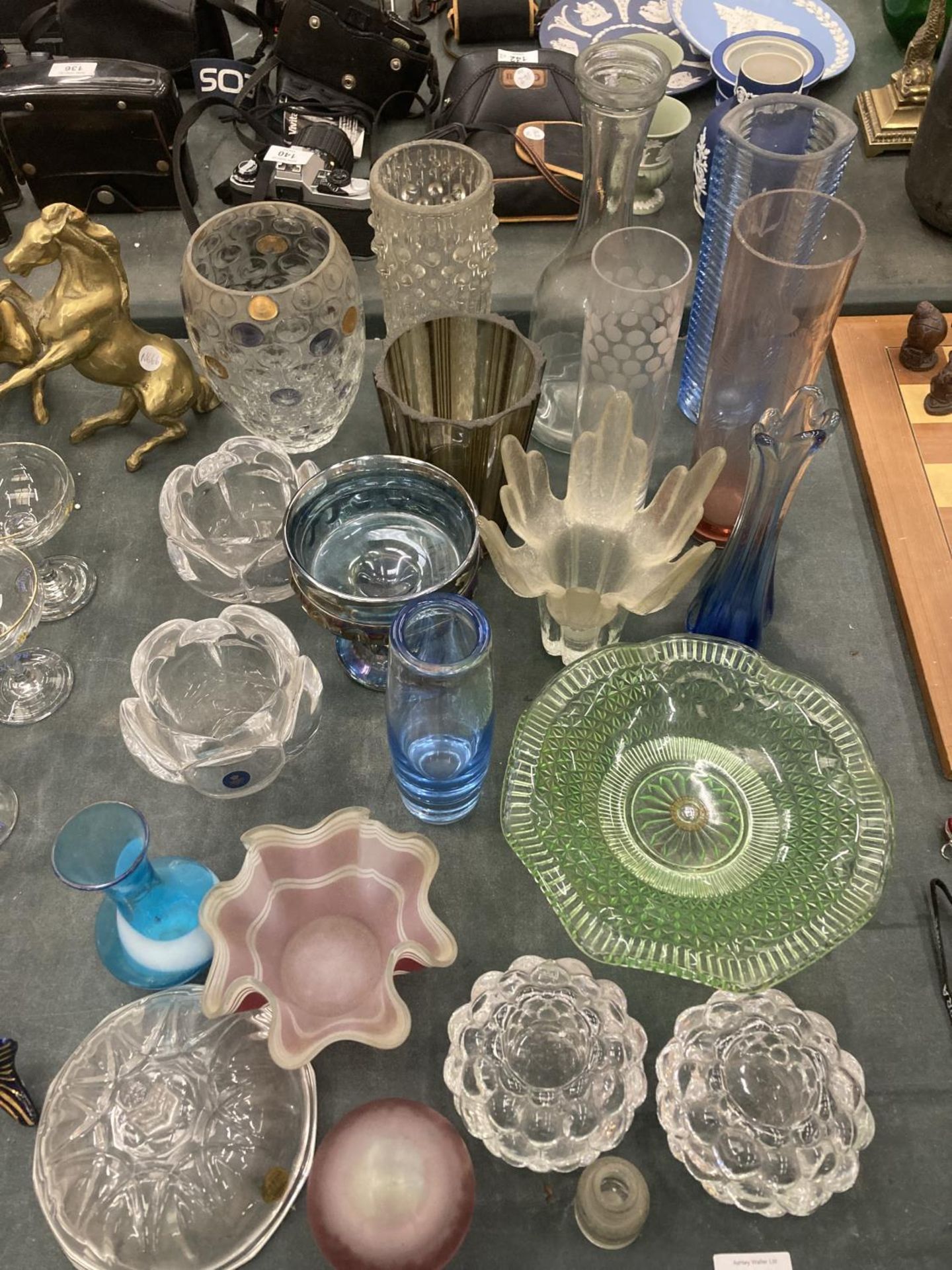 A LARGE QUANTITY OF GLASSWARE TO INCLUDE A DITCHFIELD STYLE MUSHROOM, VASES, PLANTERS, ETC